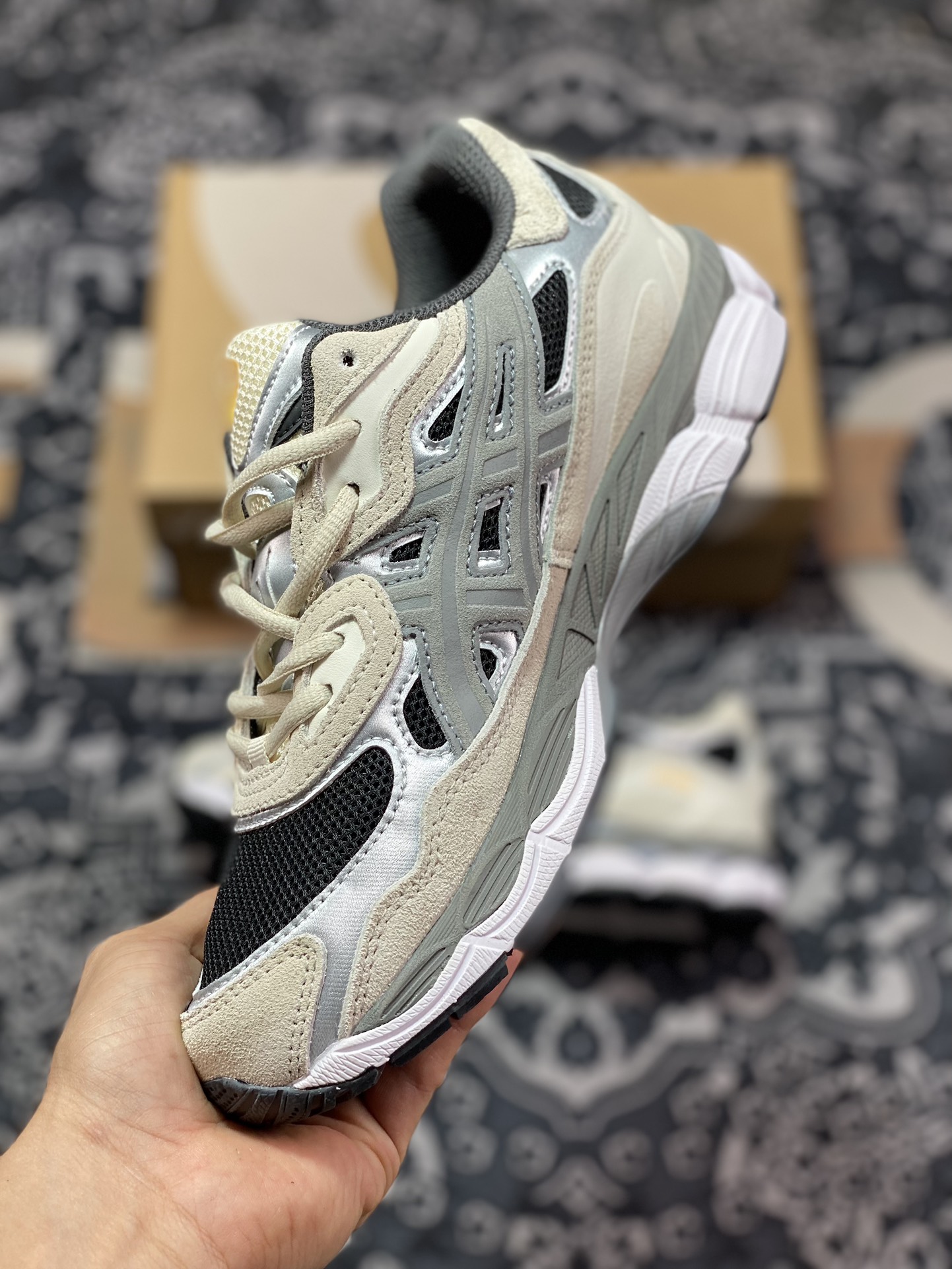 200 Asics Gel-NYC 系列低帮复古休闲运动慢跑鞋“米白黑银灰”1201A789-001