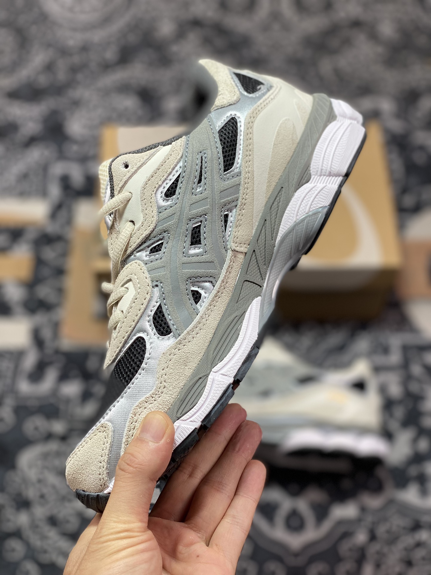 200 Asics Gel-NYC 系列低帮复古休闲运动慢跑鞋“米白黑银灰”1201A789-001