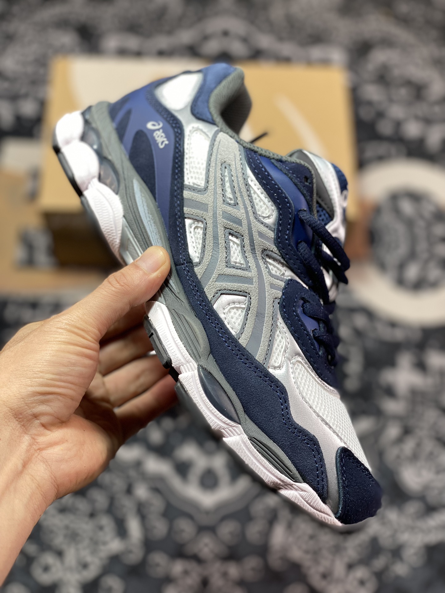 200 Asics Gel-NYC 系列低帮复古休闲运动慢跑鞋“海军蓝灰银白”1201A789-100