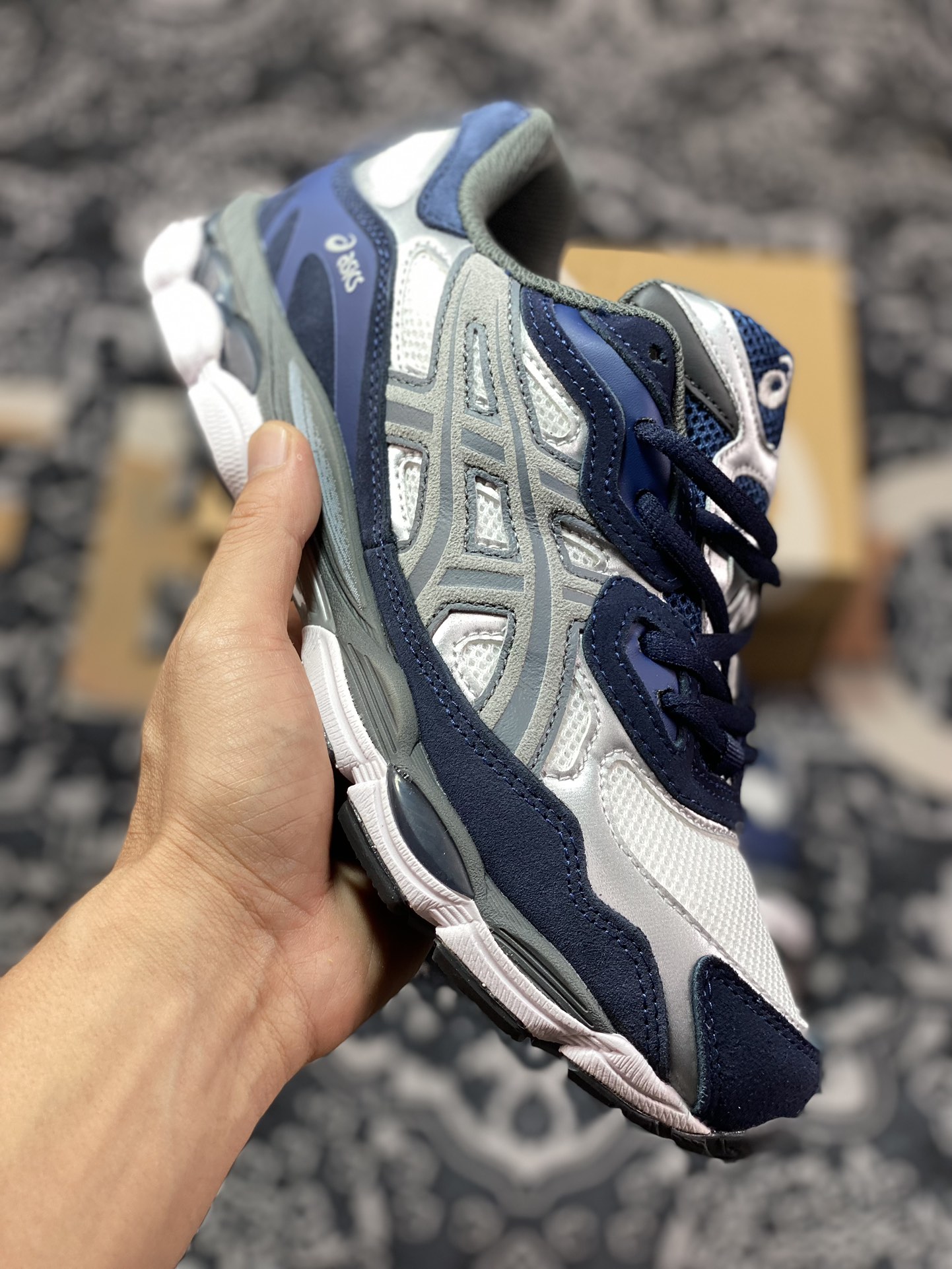 200 Asics Gel-NYC 系列低帮复古休闲运动慢跑鞋“海军蓝灰银白”1201A789-100