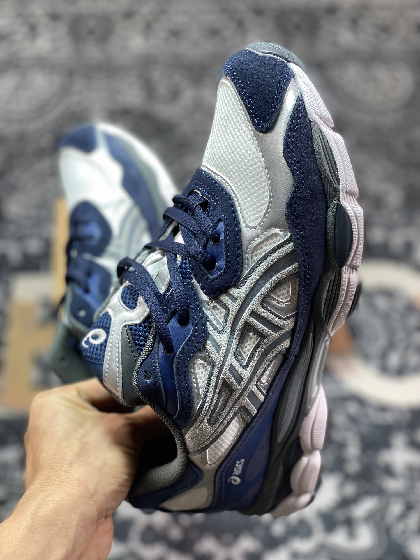 200 Asics Gel-NYC 系列低帮复古休闲运动慢跑鞋“海军蓝灰银白”1201A789-100