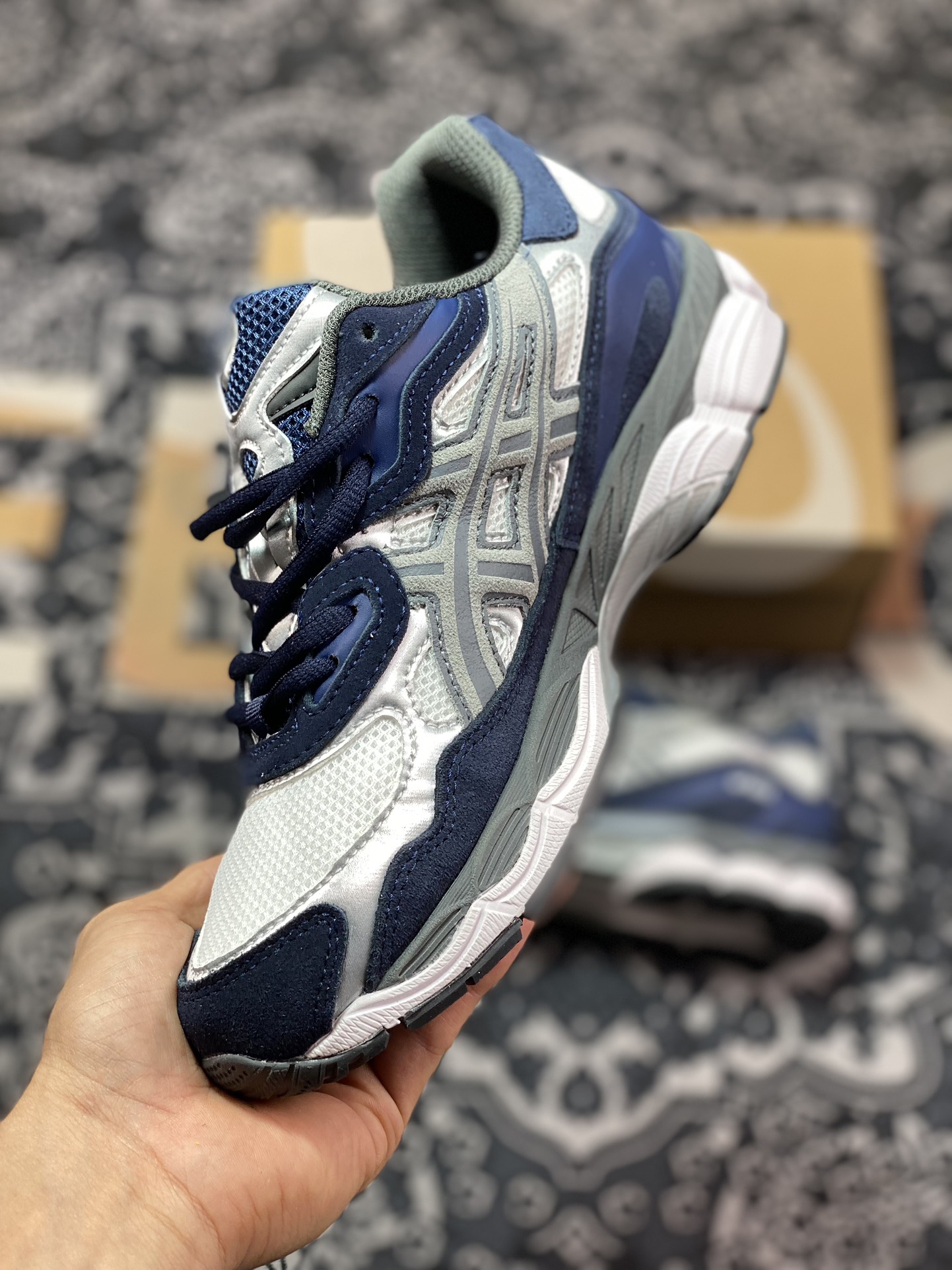 200 Asics Gel-NYC 系列低帮复古休闲运动慢跑鞋“海军蓝灰银白”1201A789-100