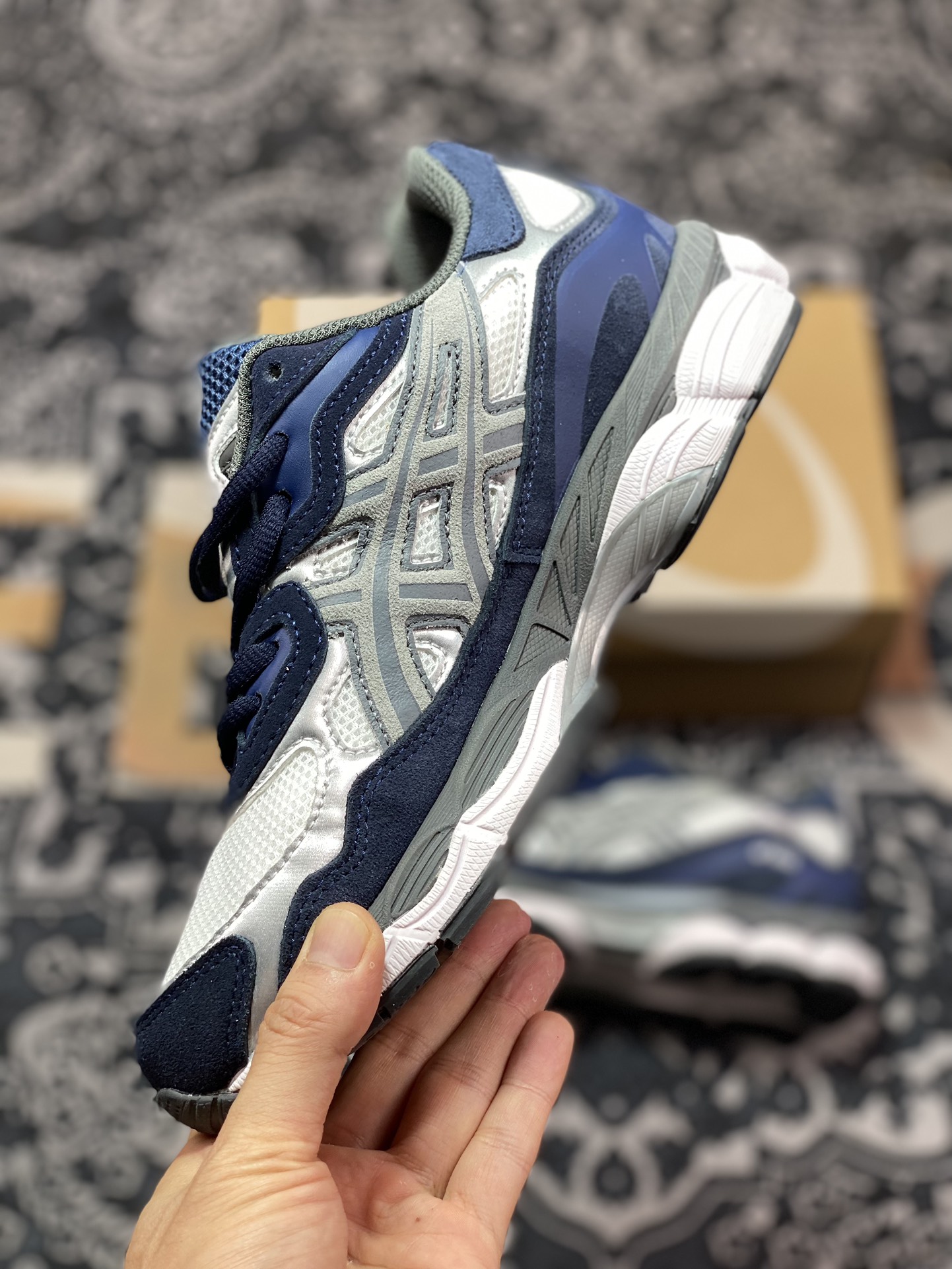 200 Asics Gel-NYC 系列低帮复古休闲运动慢跑鞋“海军蓝灰银白”1201A789-100