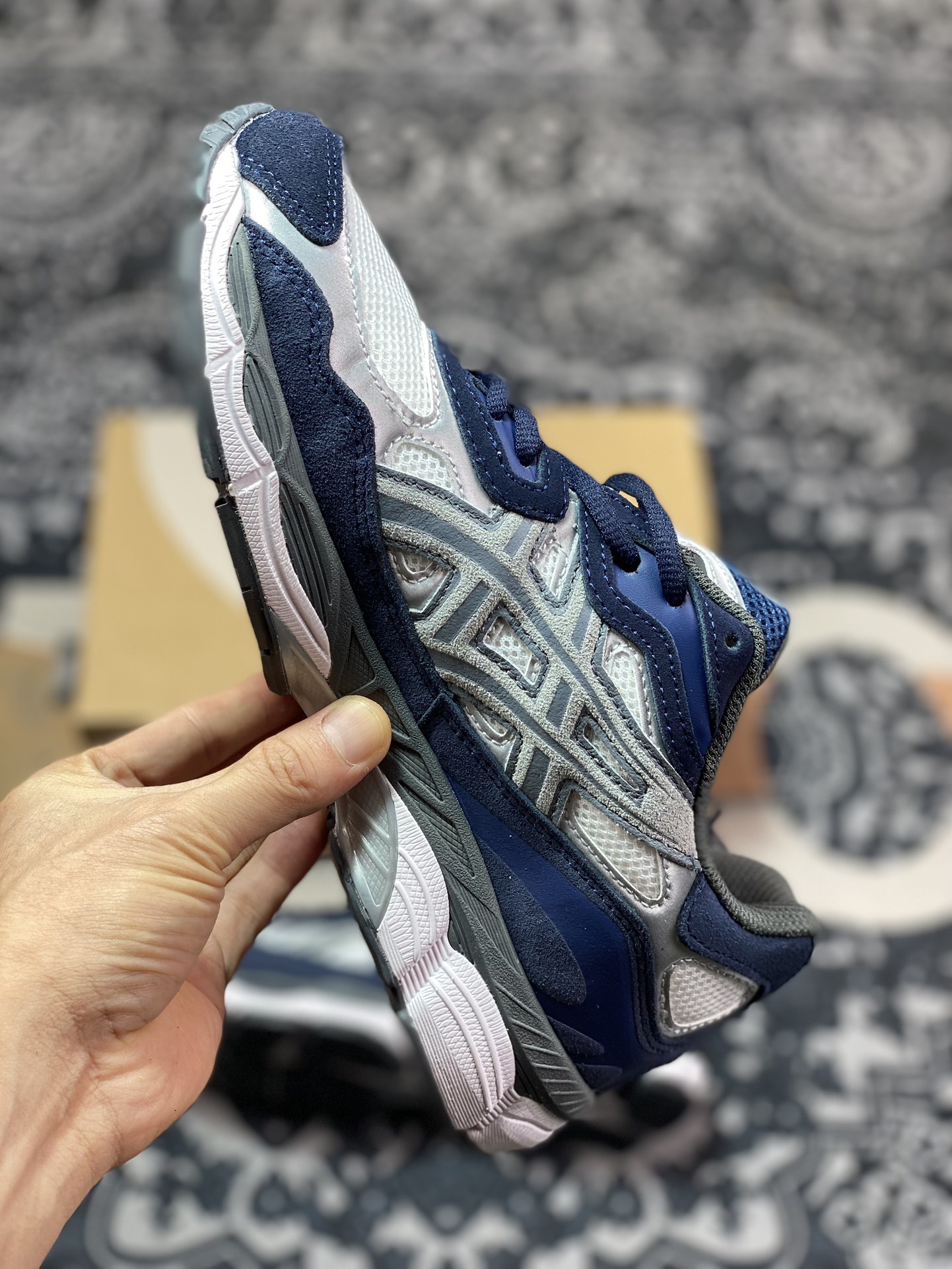 200 Asics Gel-NYC 系列低帮复古休闲运动慢跑鞋“海军蓝灰银白”1201A789-100