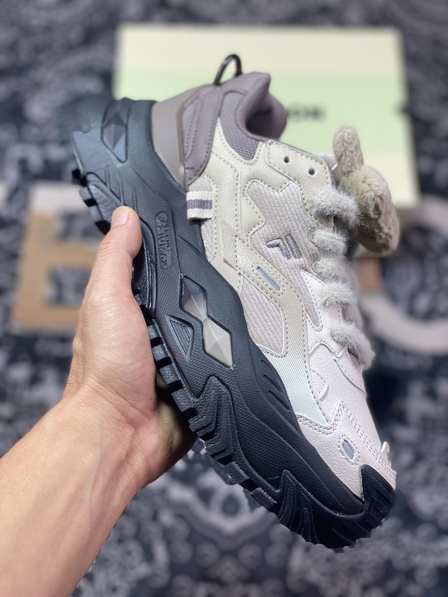 200 斐乐Fila Fusion Bianco 硬糖系列老爹风增高厚底慢跑鞋“奶白黑羽毛灰毛绒兔耳朵”T12W341302FGF