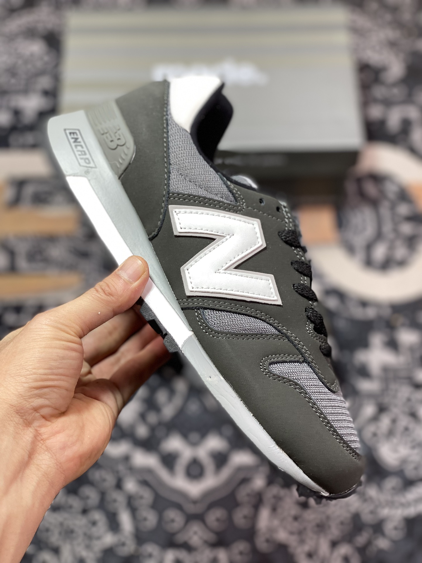 240 New Balance M1300系列经典复古低帮慢跑鞋“元祖深灰白”M1300CLB