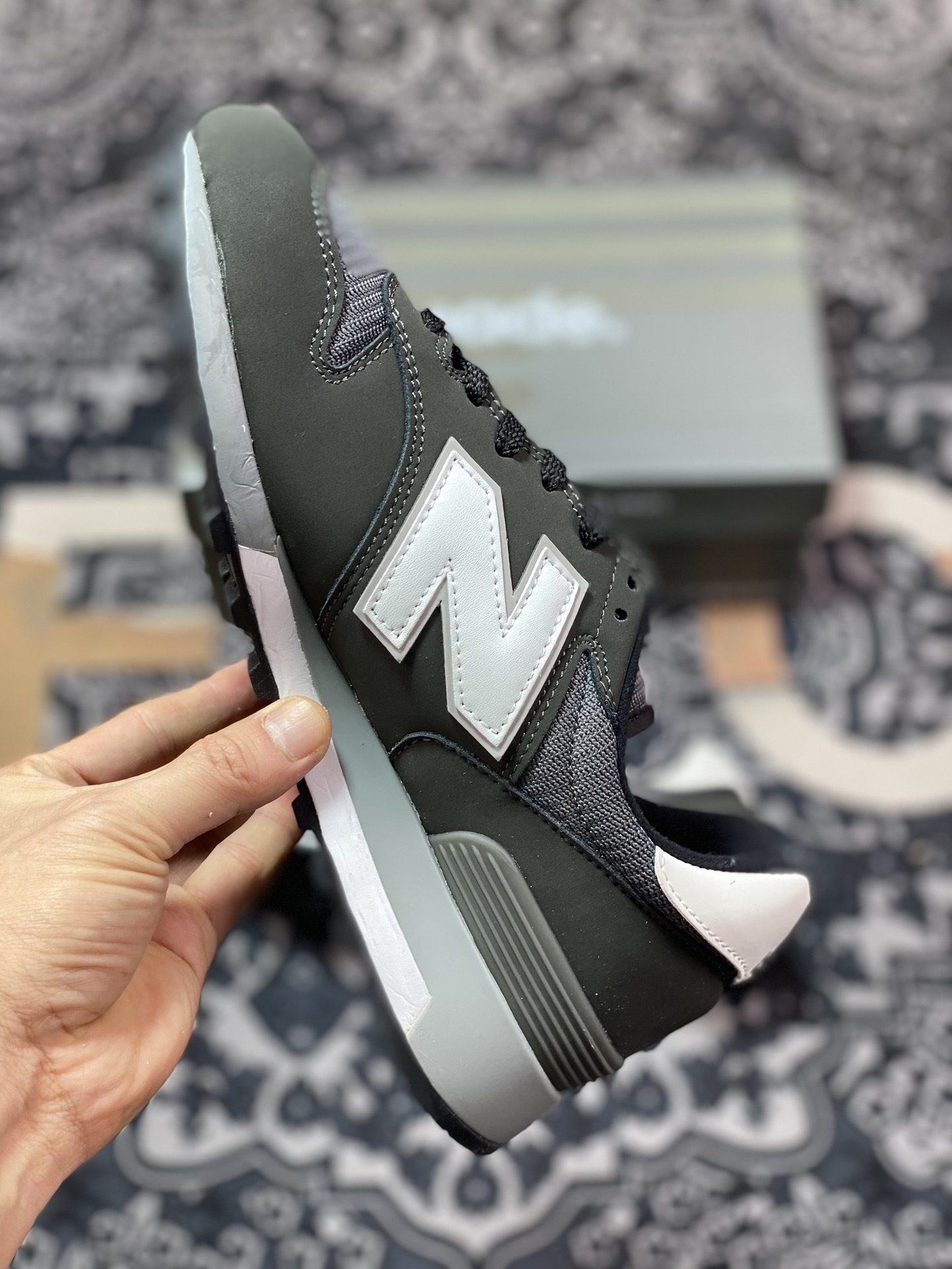 240 New Balance M1300系列经典复古低帮慢跑鞋“元祖深灰白”M1300CLB