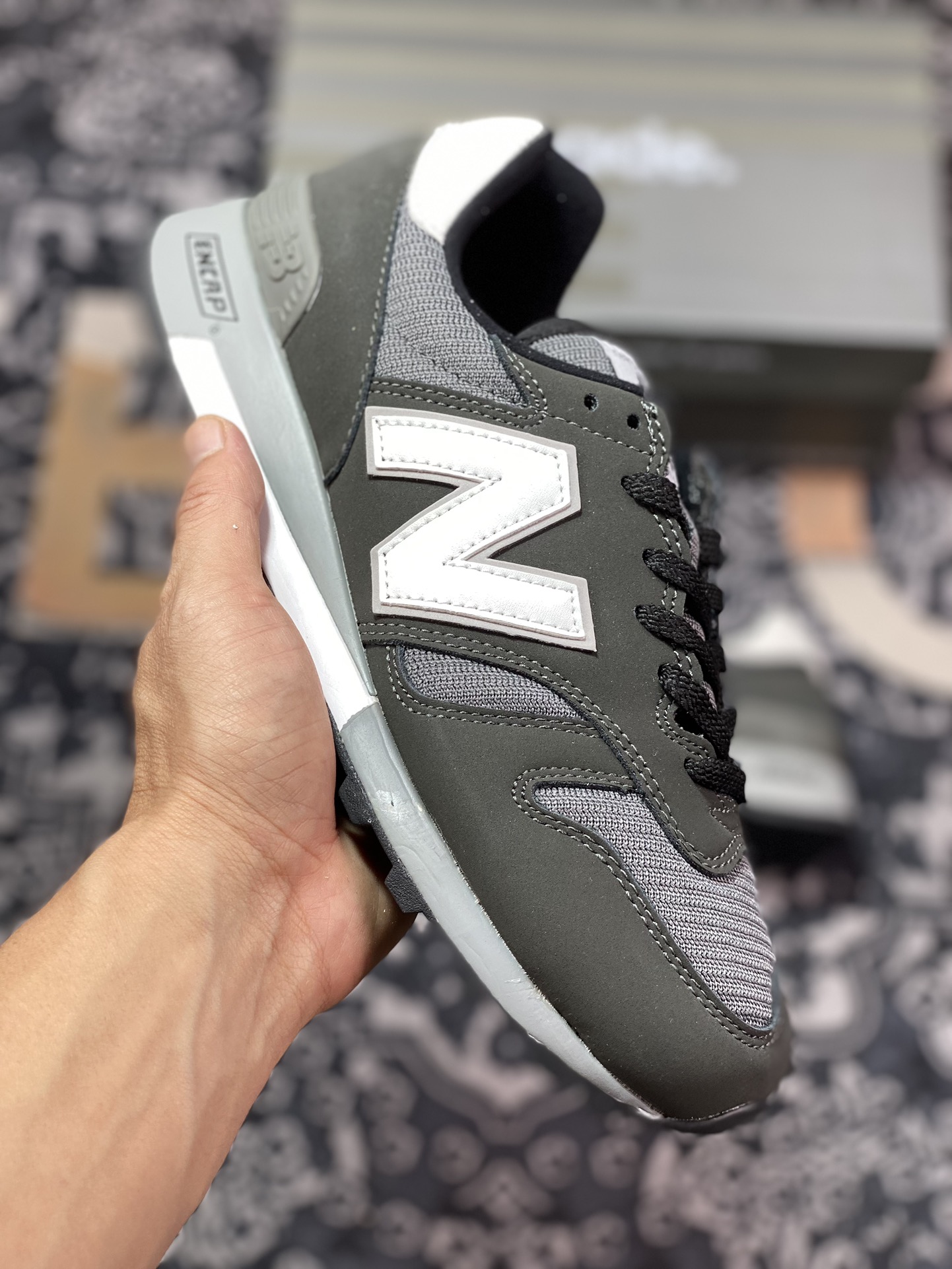 240 New Balance M1300系列经典复古低帮慢跑鞋“元祖深灰白”M1300CLB