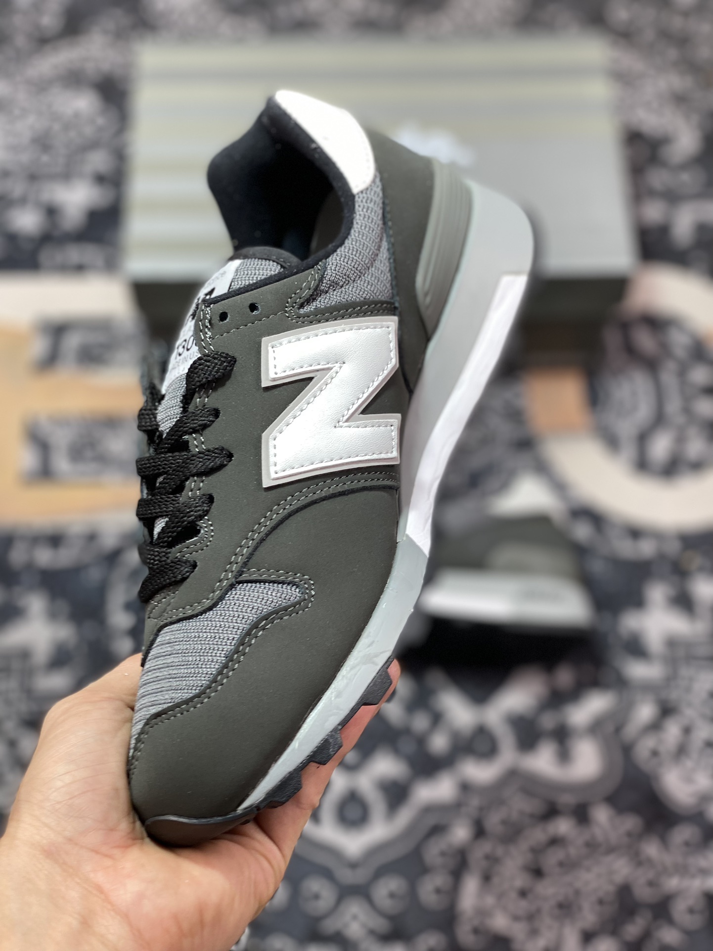 240 New Balance M1300系列经典复古低帮慢跑鞋“元祖深灰白”M1300CLB