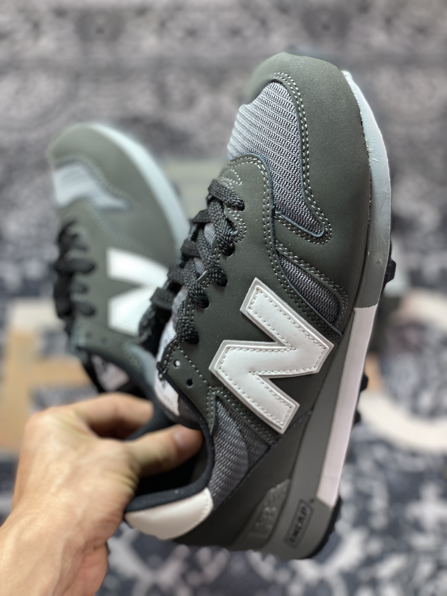 240 New Balance M1300系列经典复古低帮慢跑鞋“元祖深灰白”M1300CLB