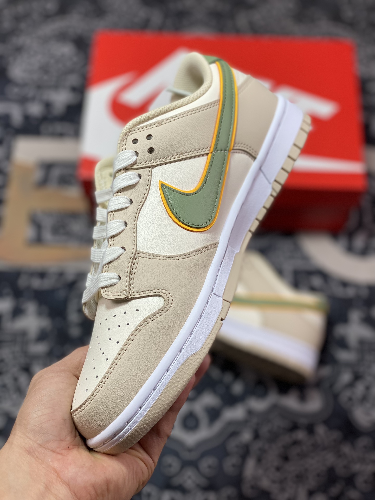 Nike Dunk Low ”Pale Ivory” Yellow-green Nike Dunk is a classic basketball shoe from the 1980s FQ6869-131