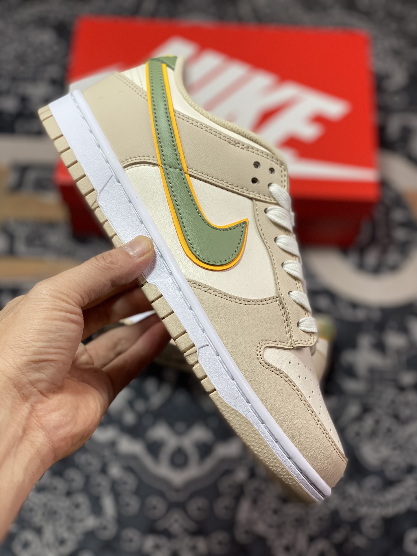 Nike Dunk Low ”Pale Ivory” Yellow-green Nike Dunk is a classic basketball shoe from the 1980s FQ6869-131