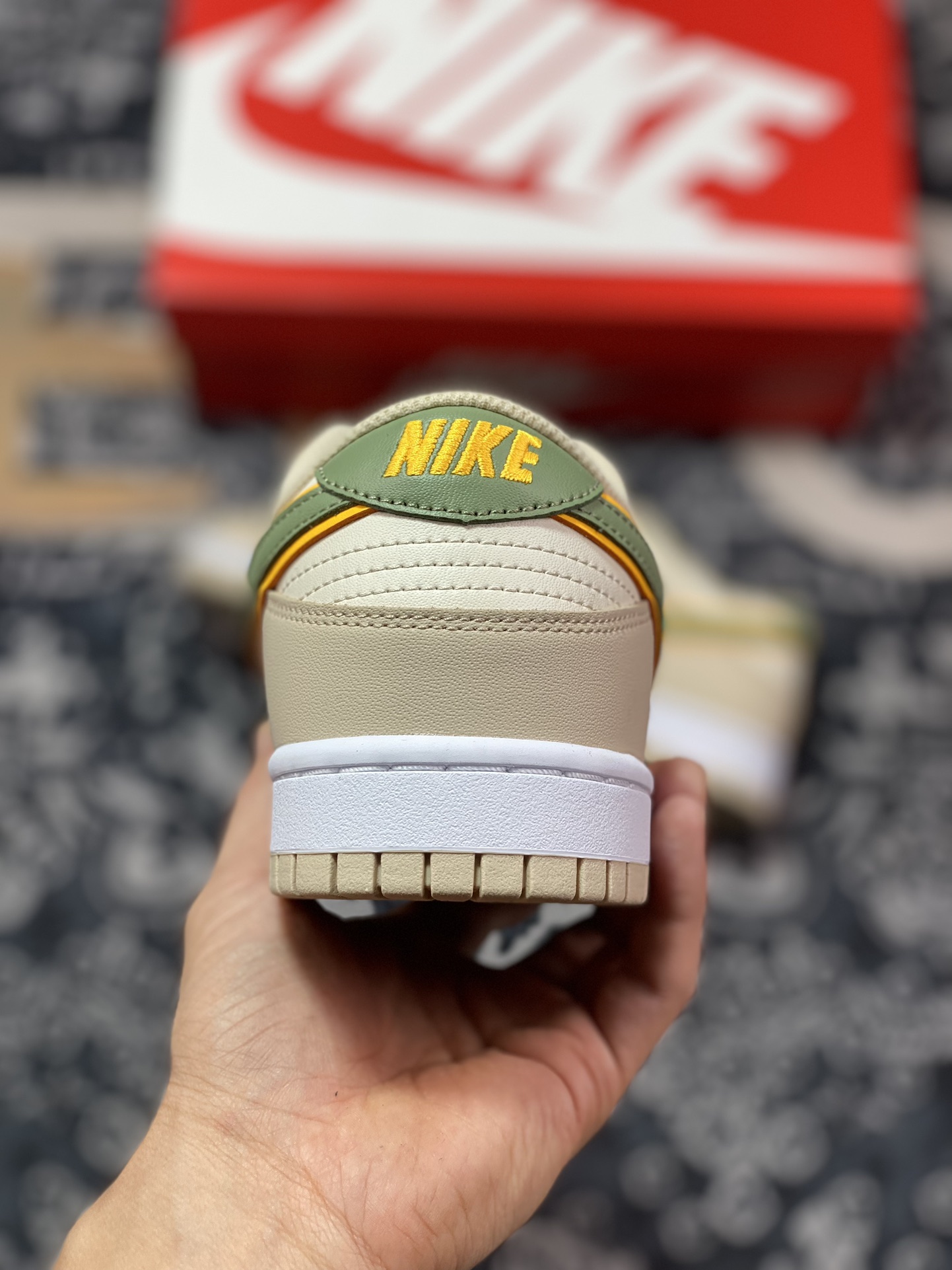 Nike Dunk Low ”Pale Ivory” Yellow-green Nike Dunk is a classic basketball shoe from the 1980s FQ6869-131