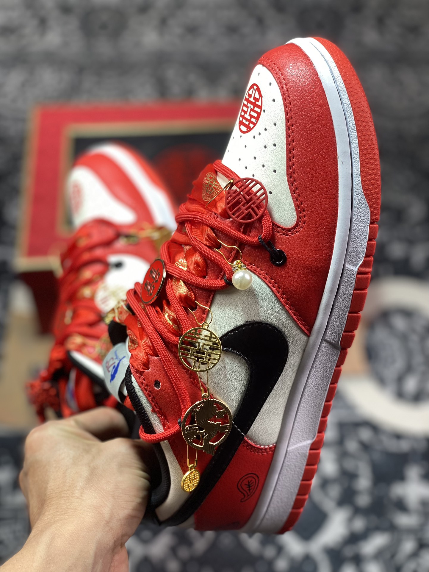 280 礼盒 Nike Dunk Low EMB 国潮 盟结良缘婚鞋 喜庆吉祥挂件 白红  DD3363-100