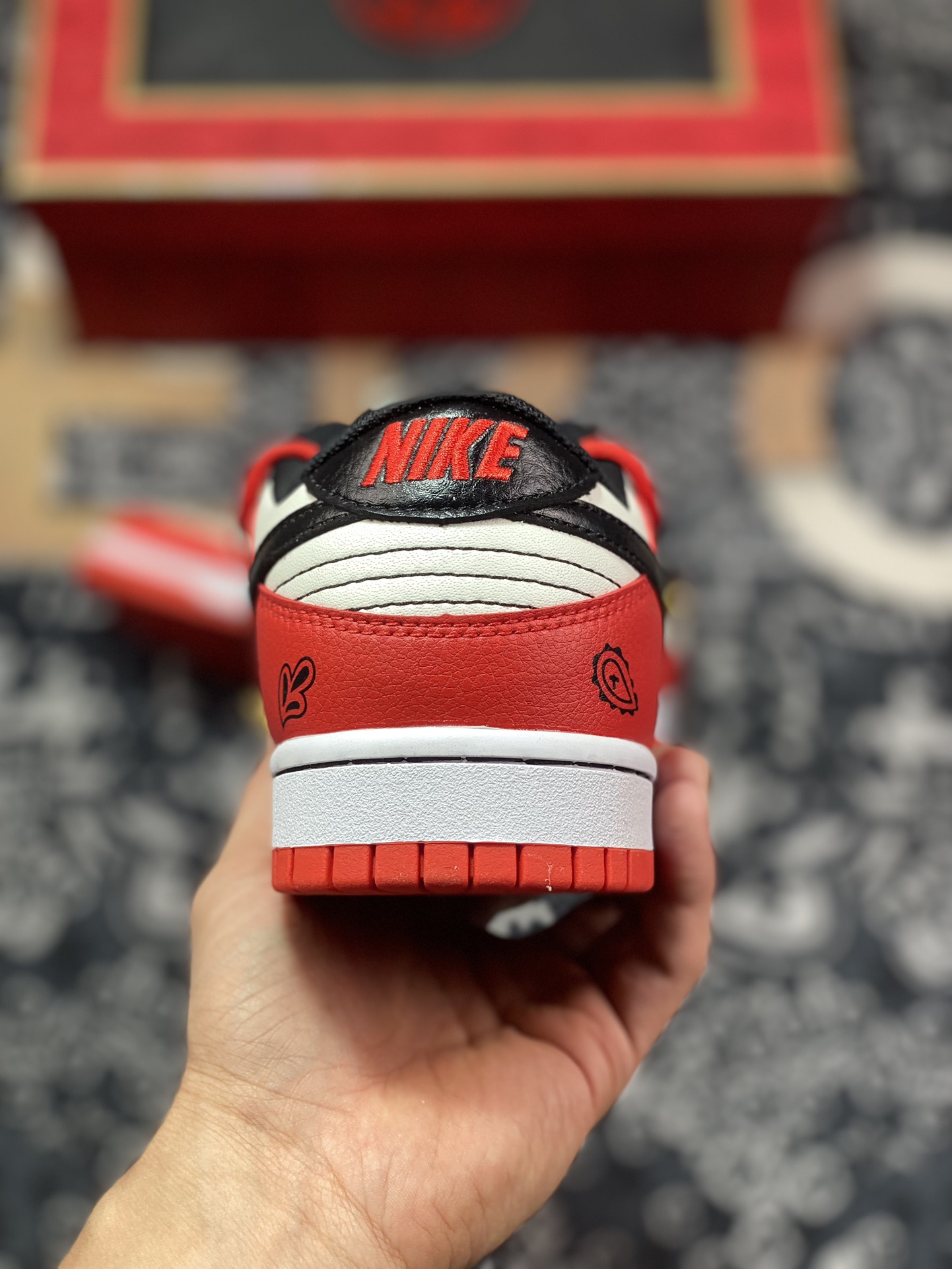 280 礼盒 Nike Dunk Low EMB 国潮 盟结良缘婚鞋 喜庆吉祥挂件 白红  DD3363-100