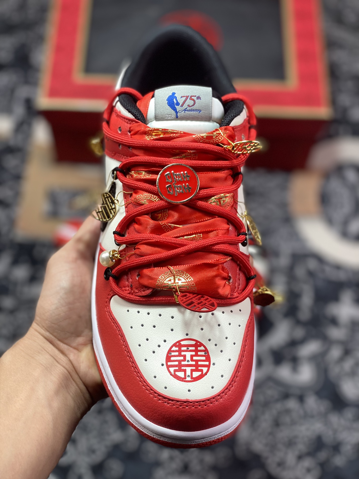 280 礼盒 Nike Dunk Low EMB 国潮 盟结良缘婚鞋 喜庆吉祥挂件 白红  DD3363-100