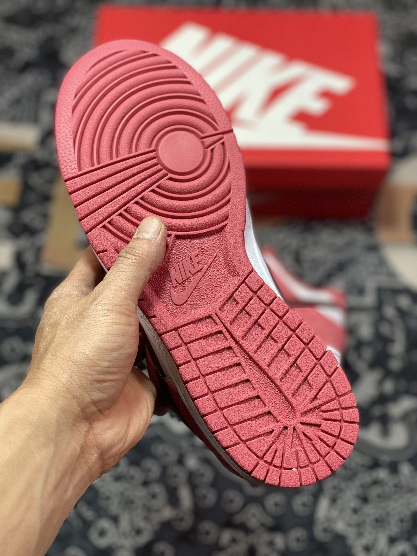 220  Nike SB Dunk Low Retro"Valentine's Day 2024" 白玫红情人节  FQ7056-100