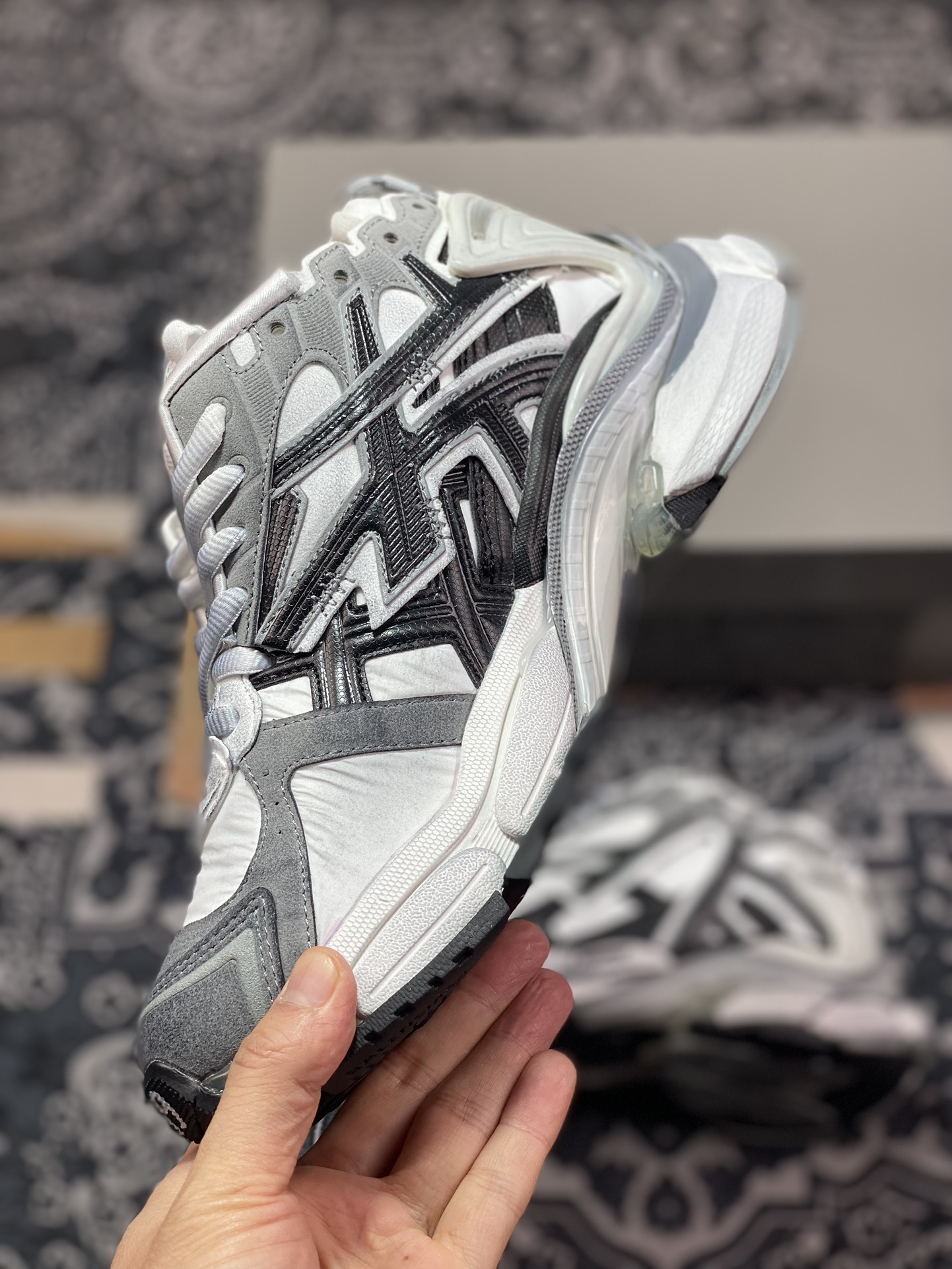 520 巴黎世家BALENCIAGA Runner Sneaker"Dark Grey/Black/White"2.0慢跑慢跑鞋“2.0解构破坏深灰黑白做旧”677402 W3RB5 9012