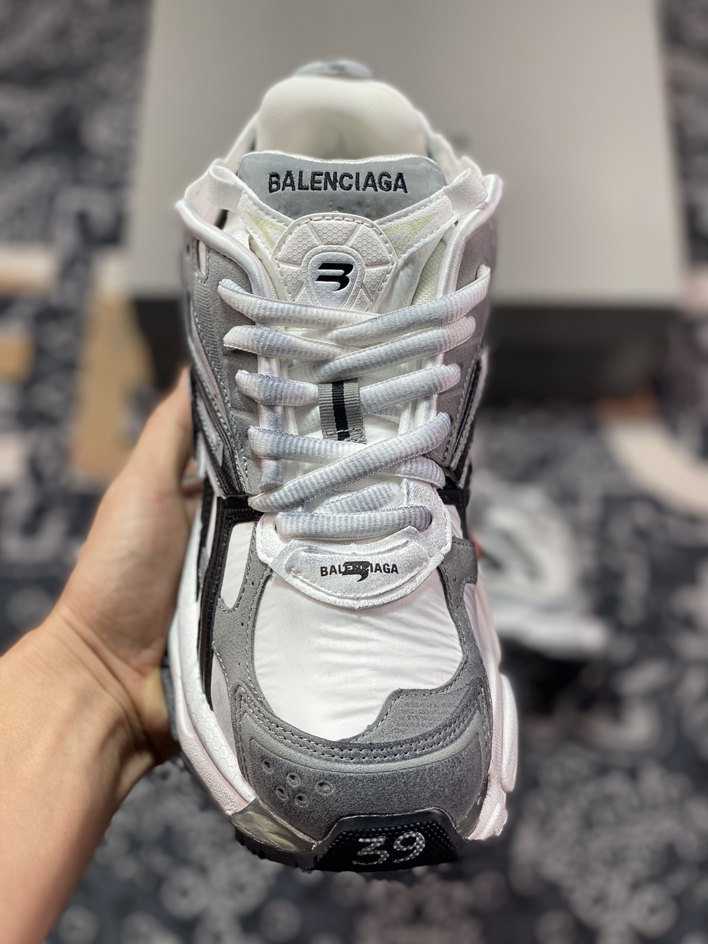 520 巴黎世家BALENCIAGA Runner Sneaker"Dark Grey/Black/White"2.0慢跑慢跑鞋“2.0解构破坏深灰黑白做旧”677402 W3RB5 9012