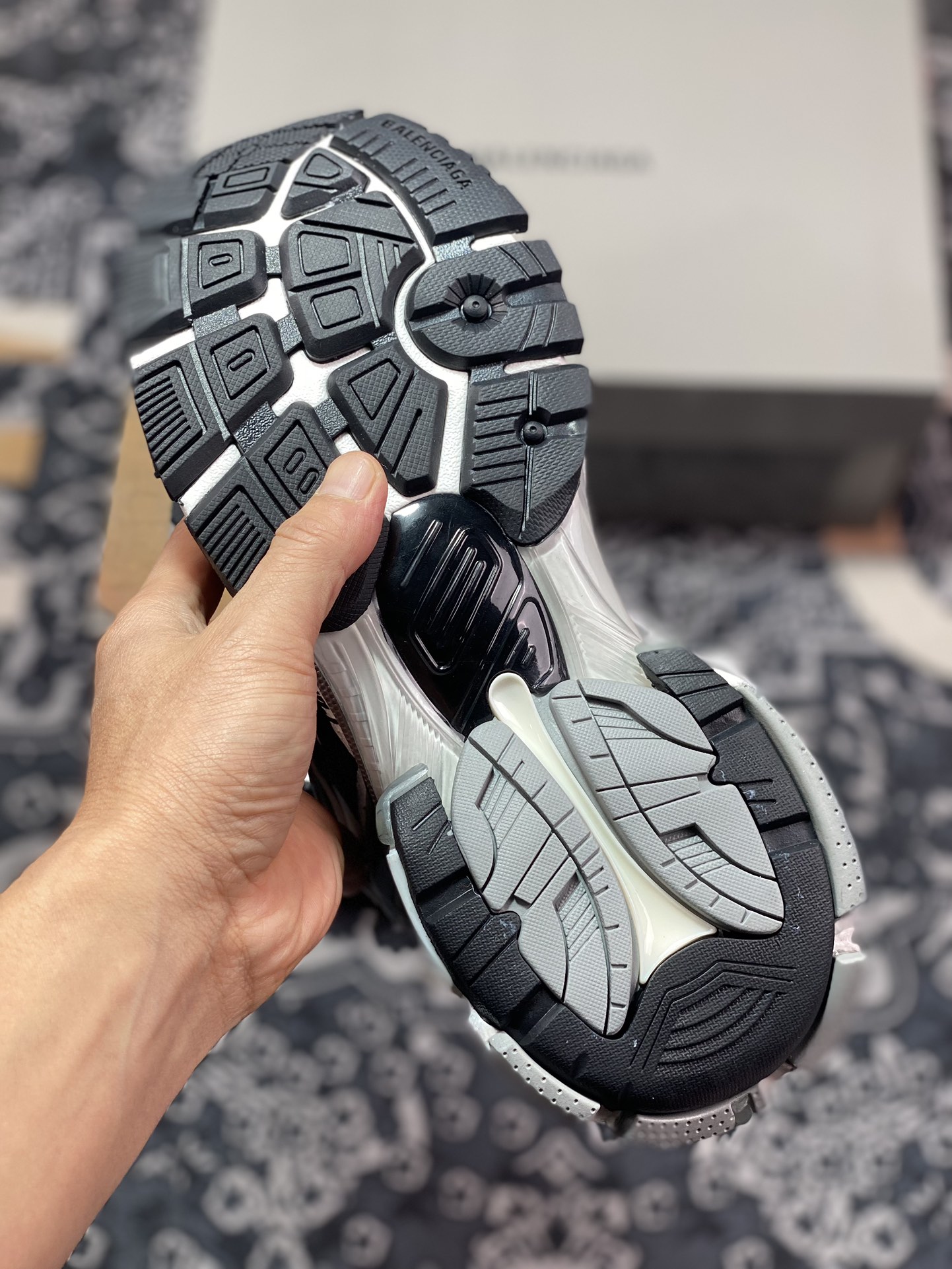 520 巴黎世家BALENCIAGA Runner Sneaker"Dark Grey/Black/White"2.0慢跑慢跑鞋“2.0解构破坏深灰黑白做旧”677402 W3RB5 9012