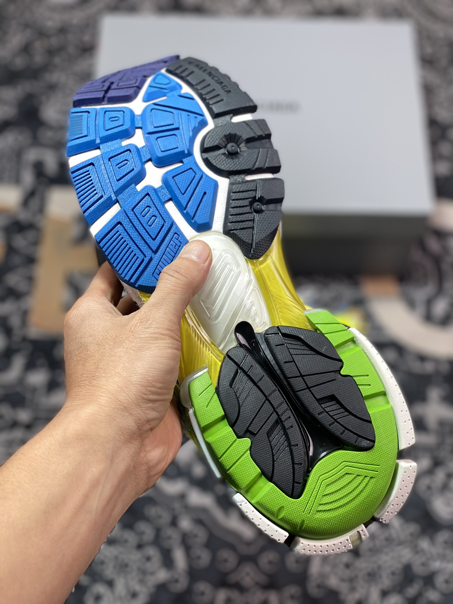 550 巴黎世家BALENCIAGA Runner Sneaker 3.0慢跑系列低帮复古慢跑鞋“解构拼色深灰绿黄蓝做旧3.0”772774 W3RXP 0653