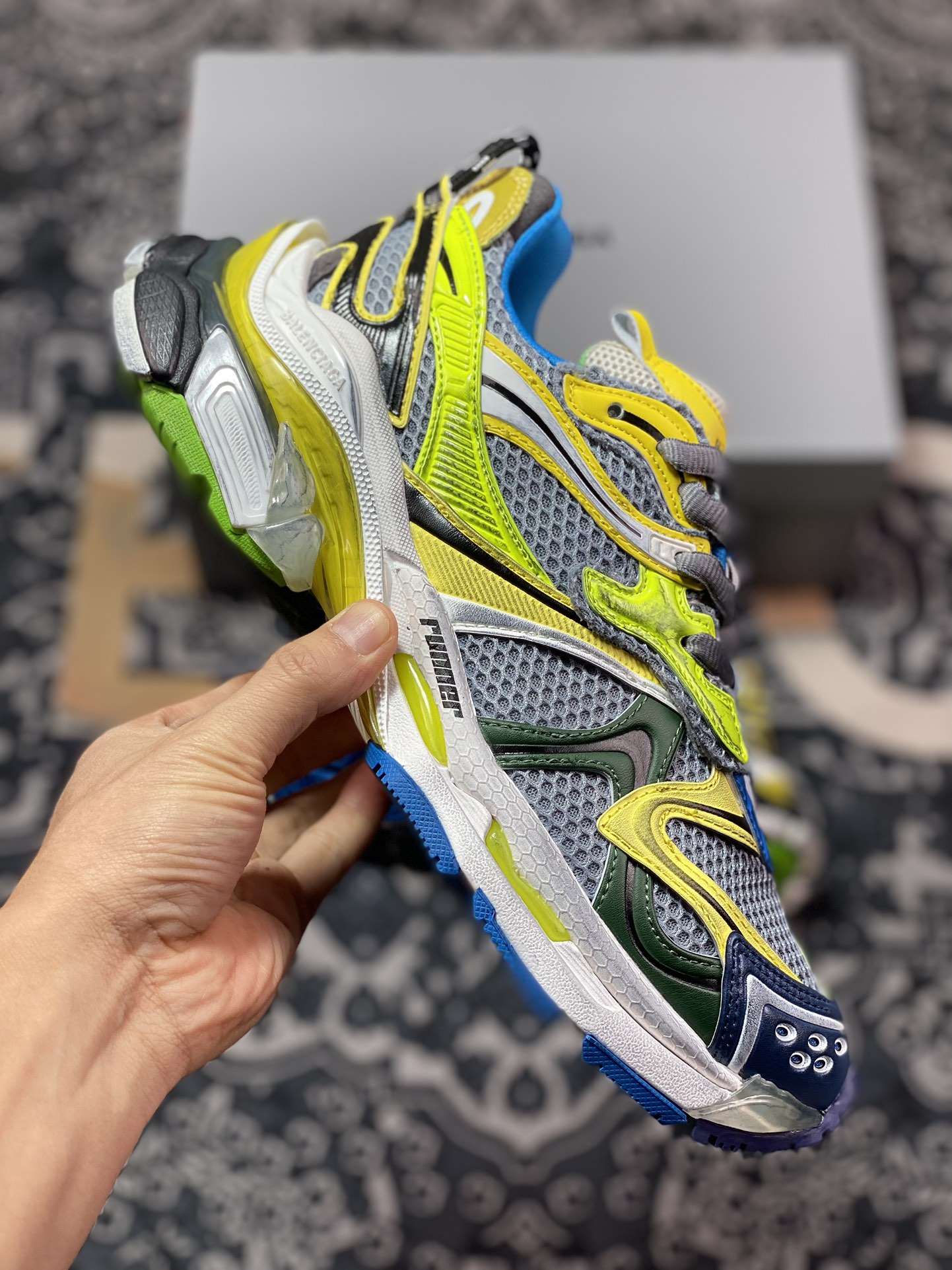 550 巴黎世家BALENCIAGA Runner Sneaker 3.0慢跑系列低帮复古慢跑鞋“解构拼色深灰绿黄蓝做旧3.0”772774 W3RXP 0653