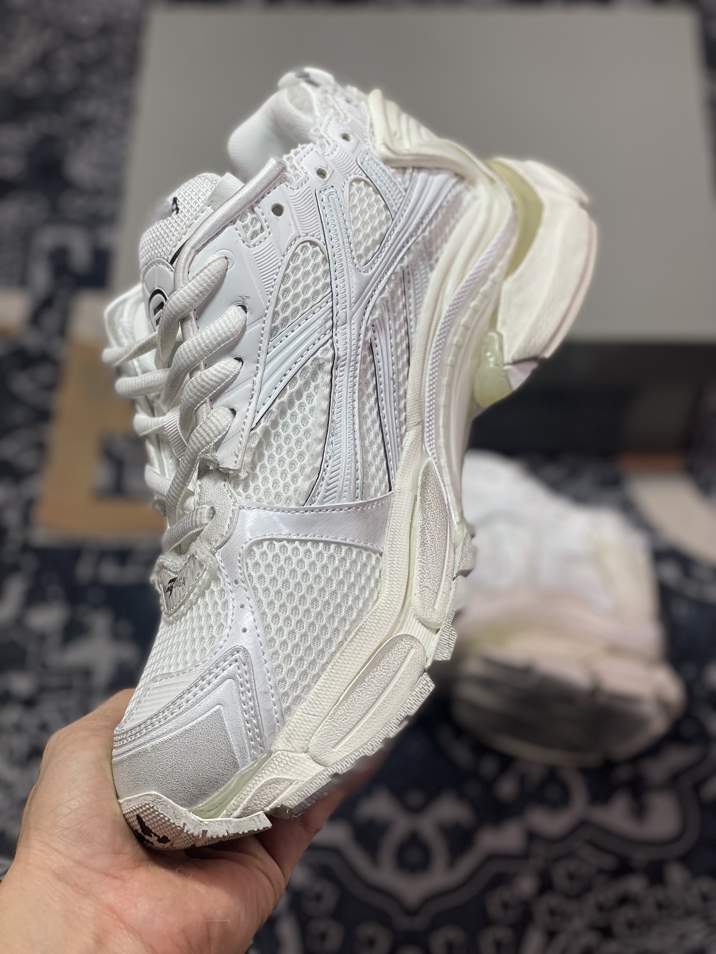 BALENCIAGA Runner Sneaker”White/Black”2.0 jogging series low-top jogging shoes ”2.0 deconstruction destruction white and black LOGO” 772774 W3RBW 0102