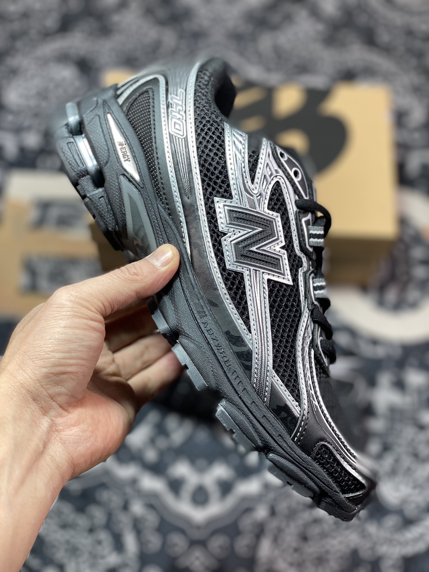 240 新百伦New Balance MR740系列低帮复古慢跑鞋“黑银武士”MR740RCH