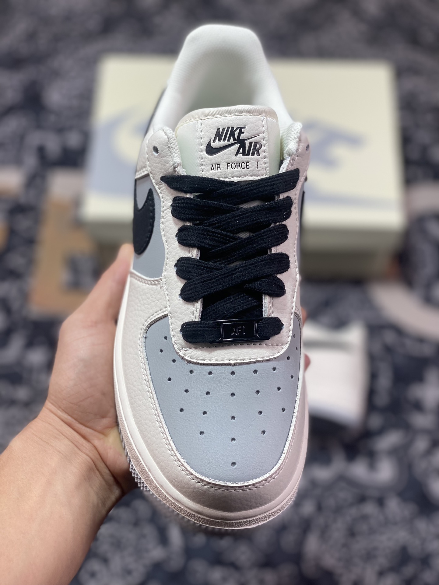 240 耐克Nike By You Air Force 1'07 Low Retro SP空军一号板鞋“皮革拼接米白浅灰黑钩子”TQ9685-785