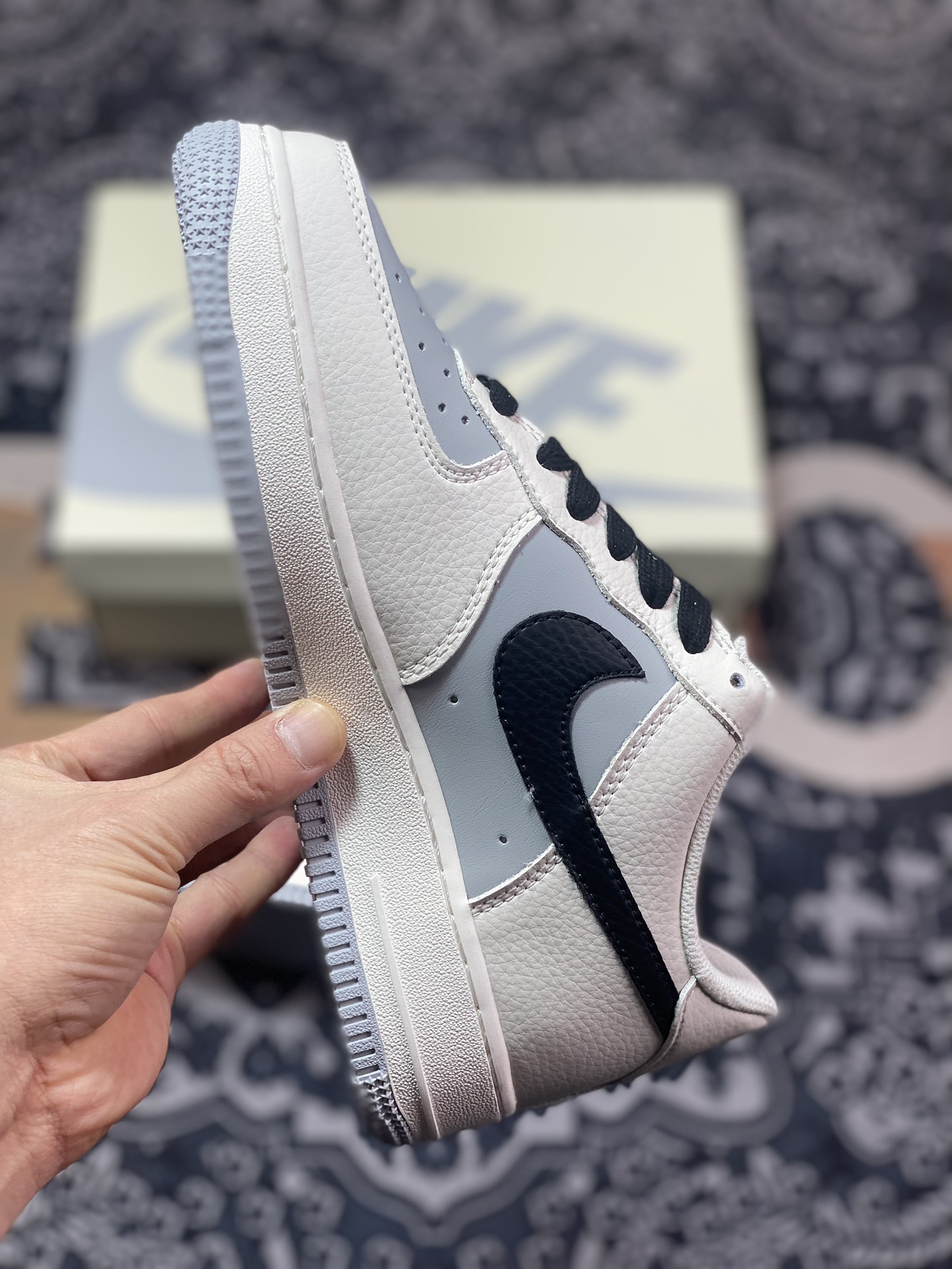 240 耐克Nike By You Air Force 1'07 Low Retro SP空军一号板鞋“皮革拼接米白浅灰黑钩子”TQ9685-785