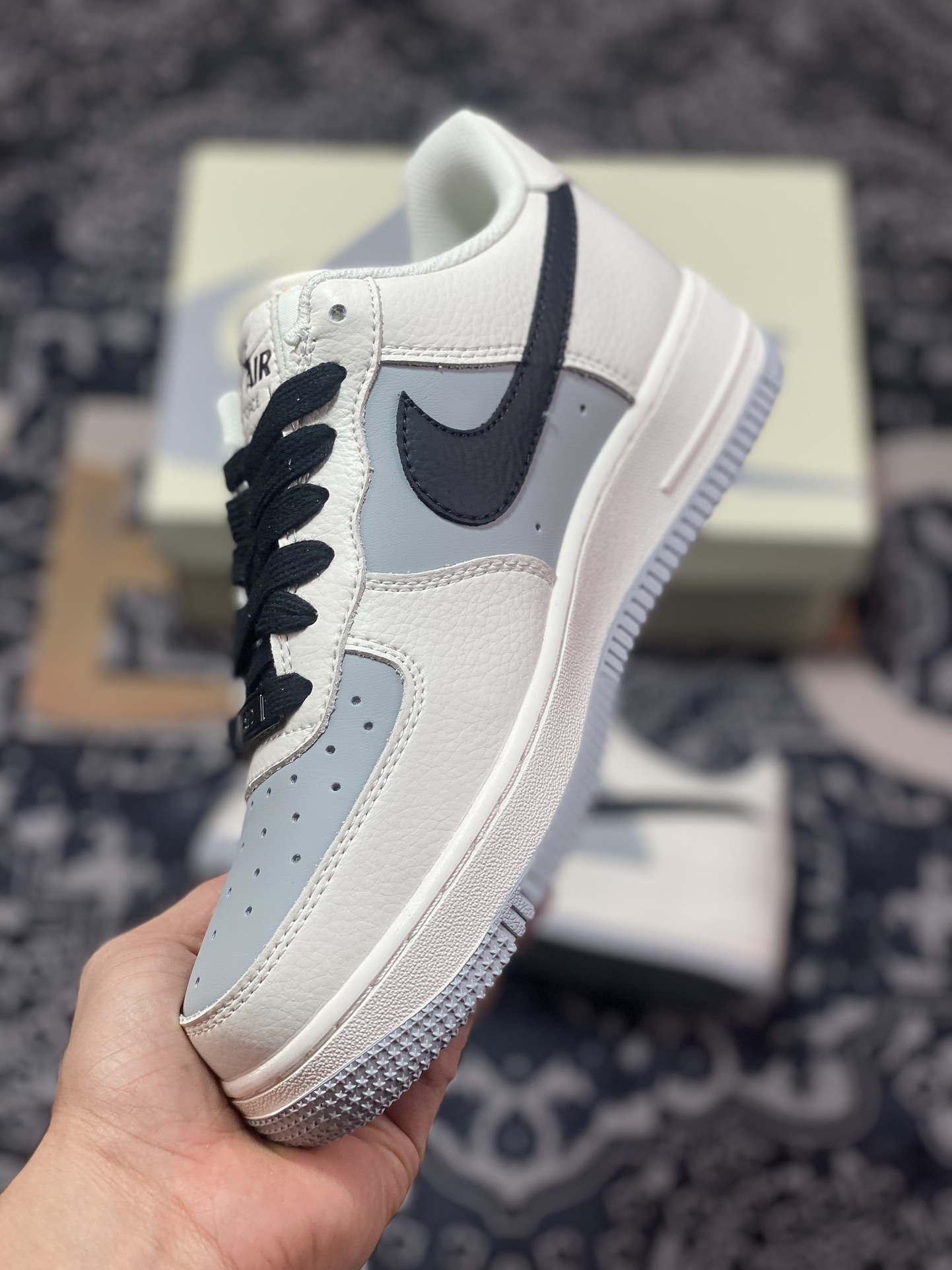 240 耐克Nike By You Air Force 1'07 Low Retro SP空军一号板鞋“皮革拼接米白浅灰黑钩子”TQ9685-785