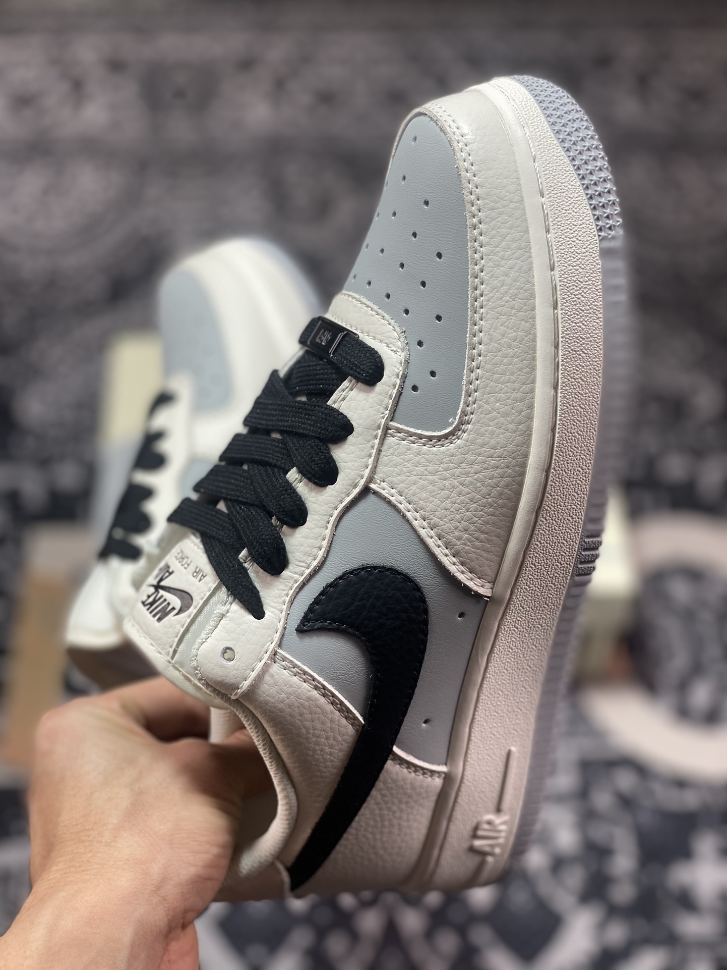 240 耐克Nike By You Air Force 1'07 Low Retro SP空军一号板鞋“皮革拼接米白浅灰黑钩子”TQ9685-785