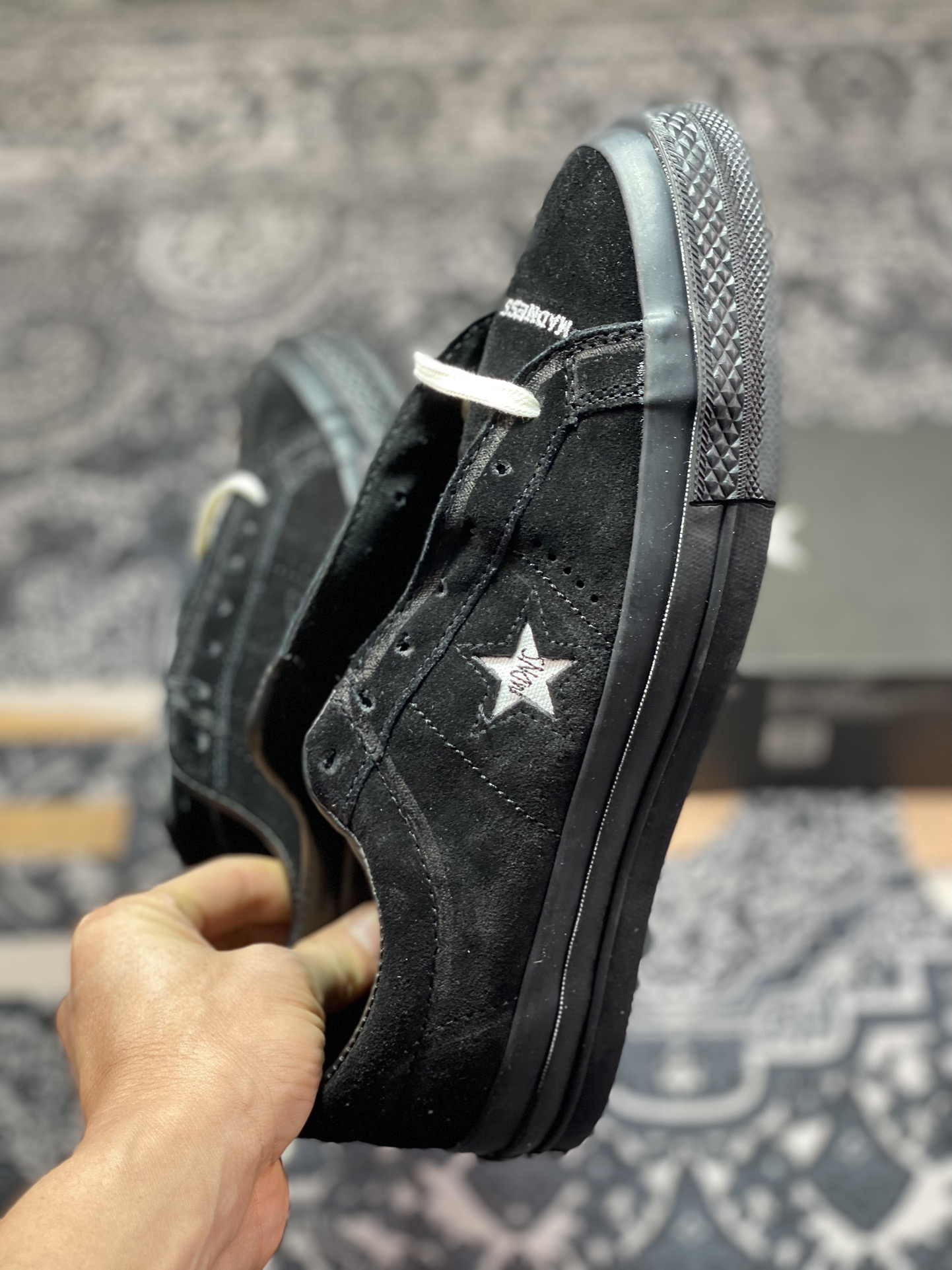 160   重磅回归军事机车余文乐品牌再度联名 MADNESS x Converse One Star  一星低帮硫化百搭板鞋“雪花植绒黑米白” 161027c