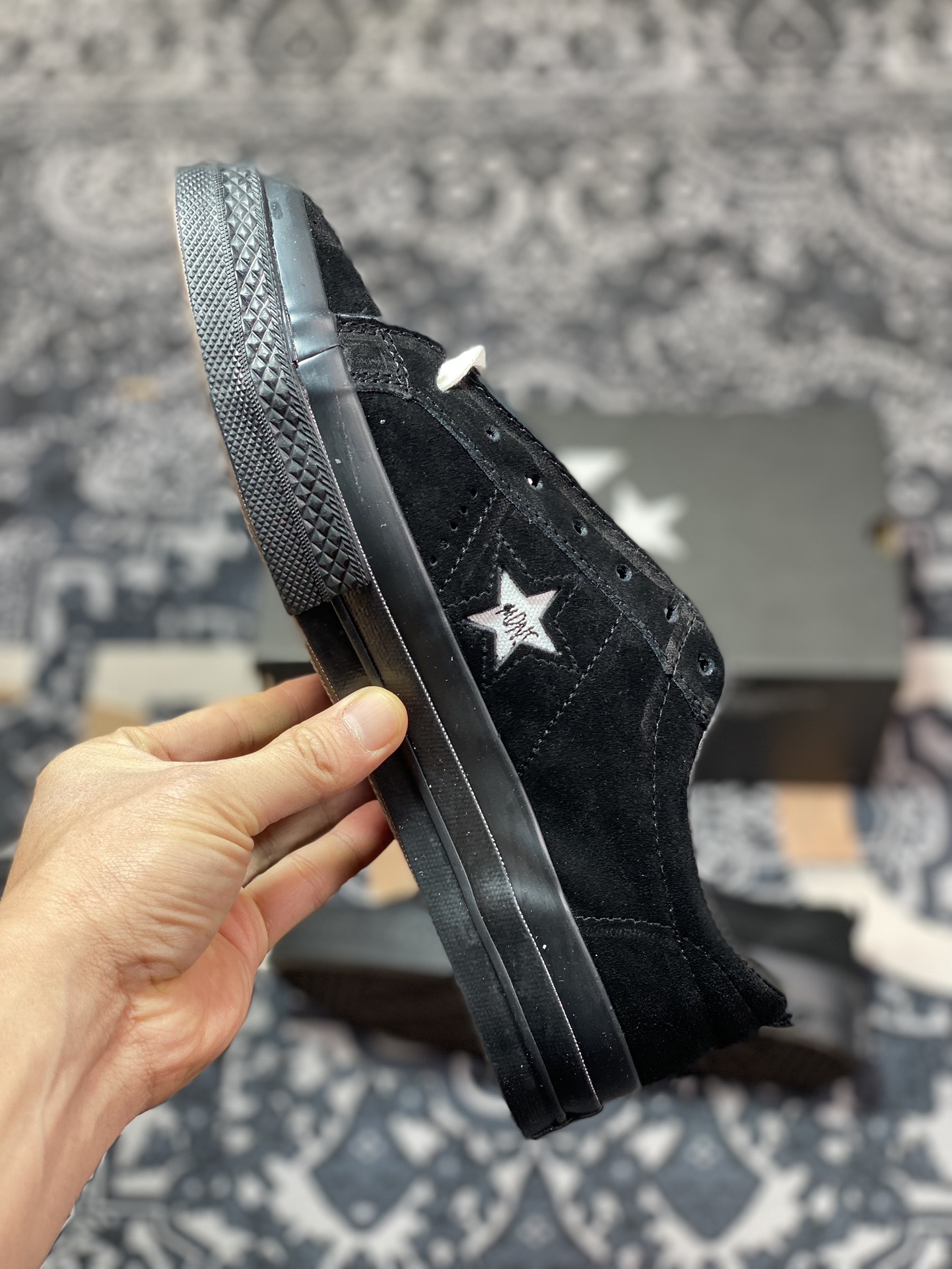 160   重磅回归军事机车余文乐品牌再度联名 MADNESS x Converse One Star  一星低帮硫化百搭板鞋“雪花植绒黑米白” 161027c