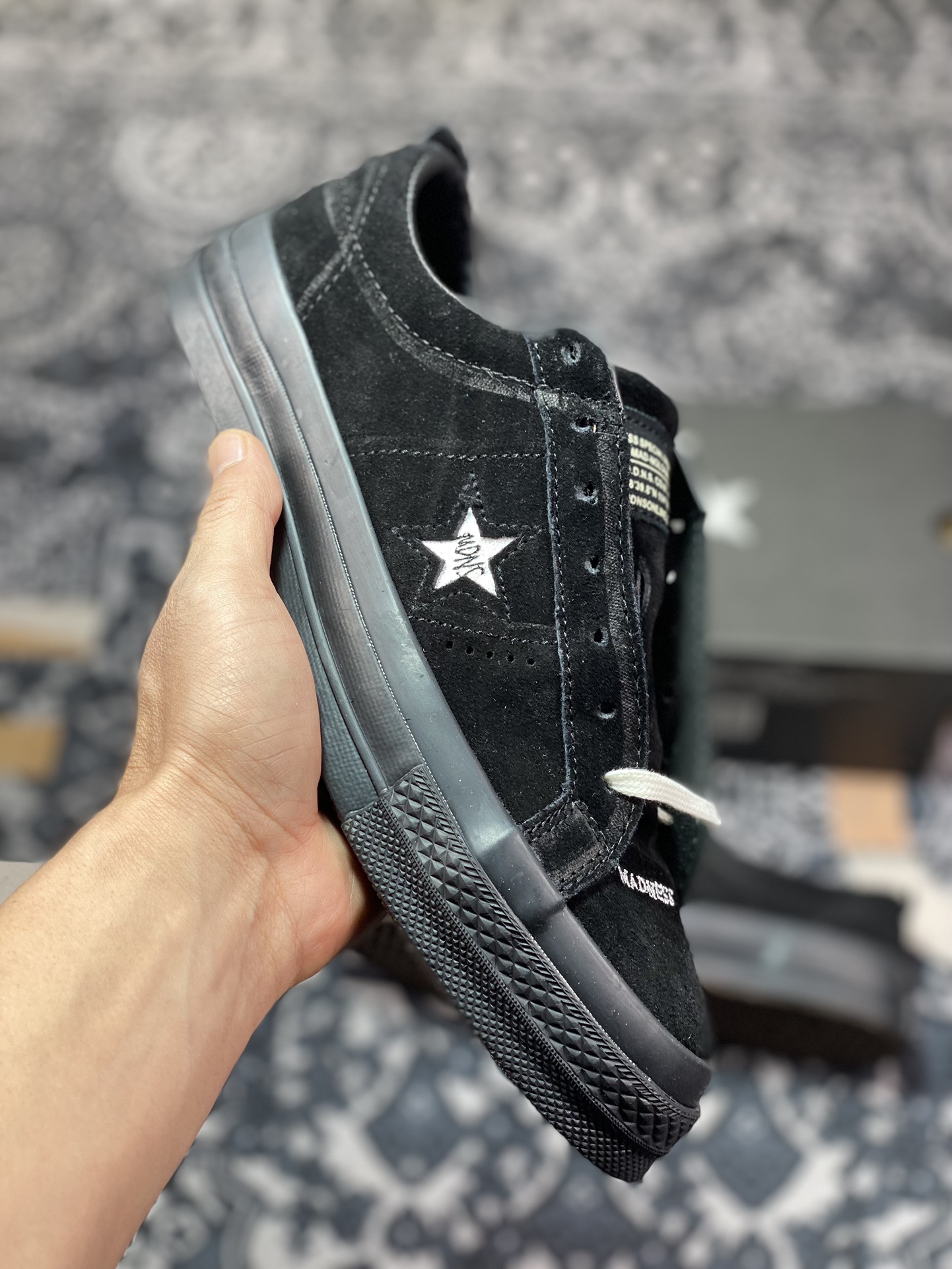 160   重磅回归军事机车余文乐品牌再度联名 MADNESS x Converse One Star  一星低帮硫化百搭板鞋“雪花植绒黑米白” 161027c