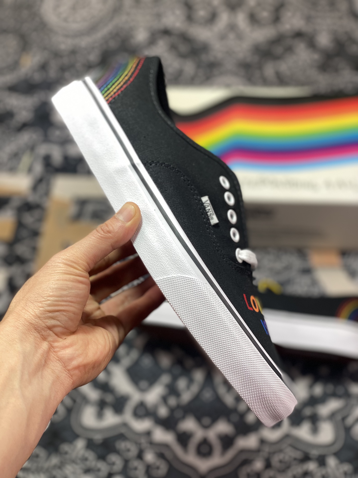 130  Vans Authentic 彩虹系列Vans Classics 推出的 "Love Wins" 系列 VN000EE3RNC