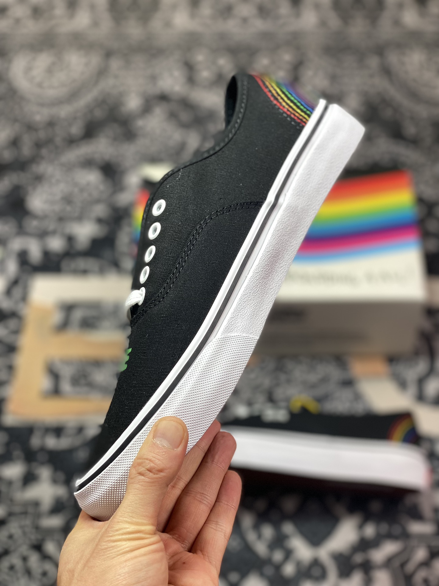 130  Vans Authentic 彩虹系列Vans Classics 推出的 "Love Wins" 系列 VN000EE3RNC