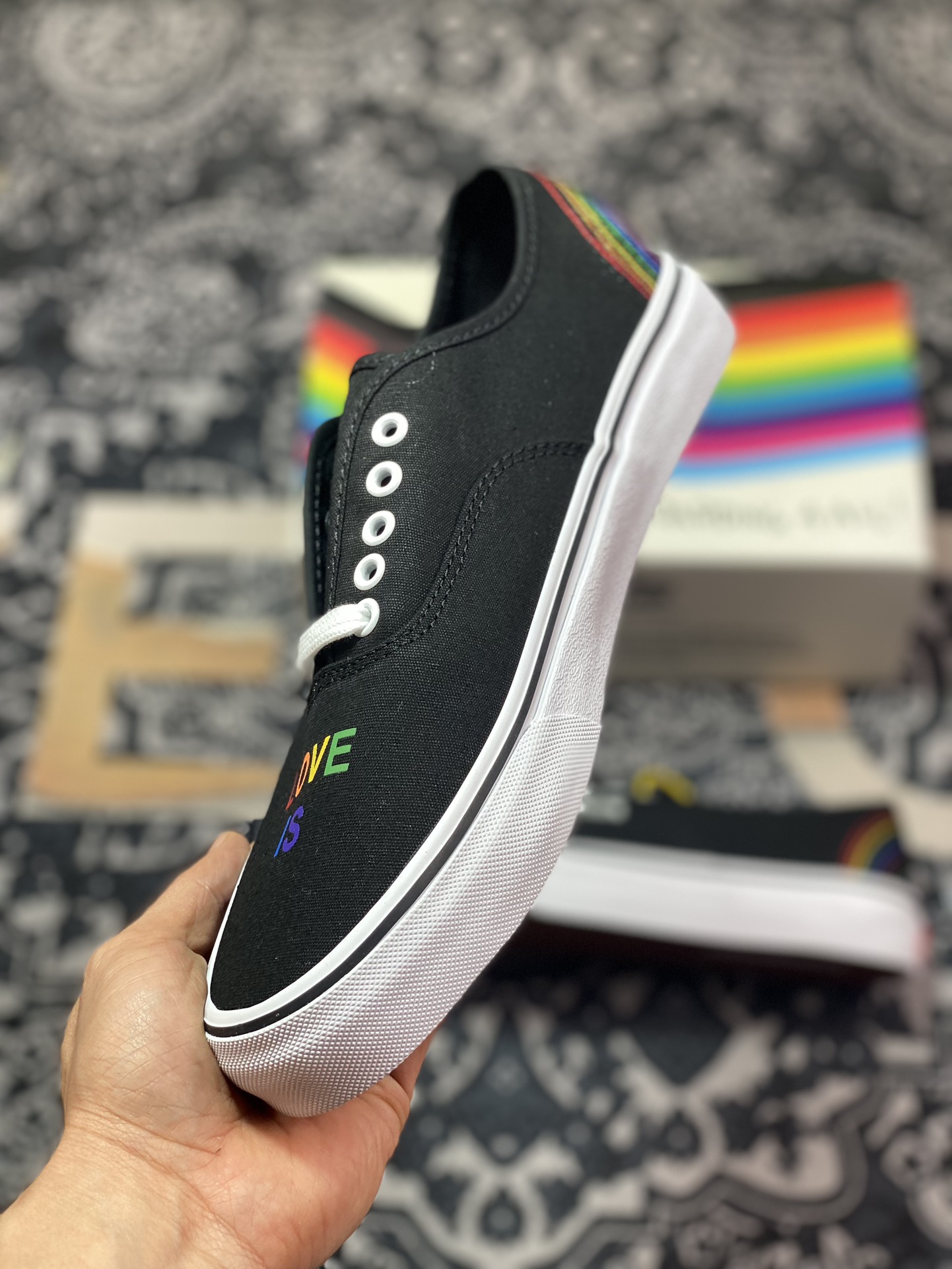 130  Vans Authentic 彩虹系列Vans Classics 推出的 "Love Wins" 系列 VN000EE3RNC