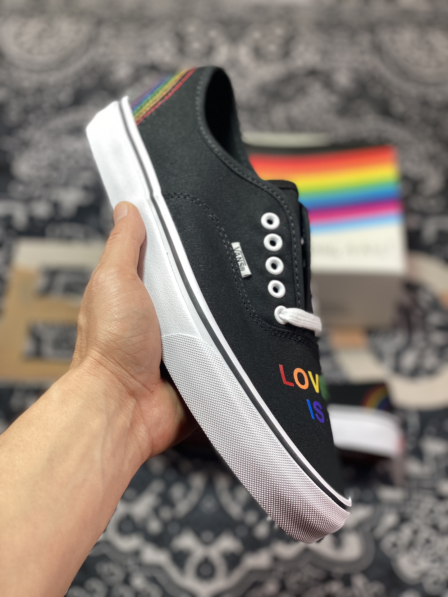 130  Vans Authentic 彩虹系列Vans Classics 推出的 “Love Wins” 系列 VN000EE3RNC