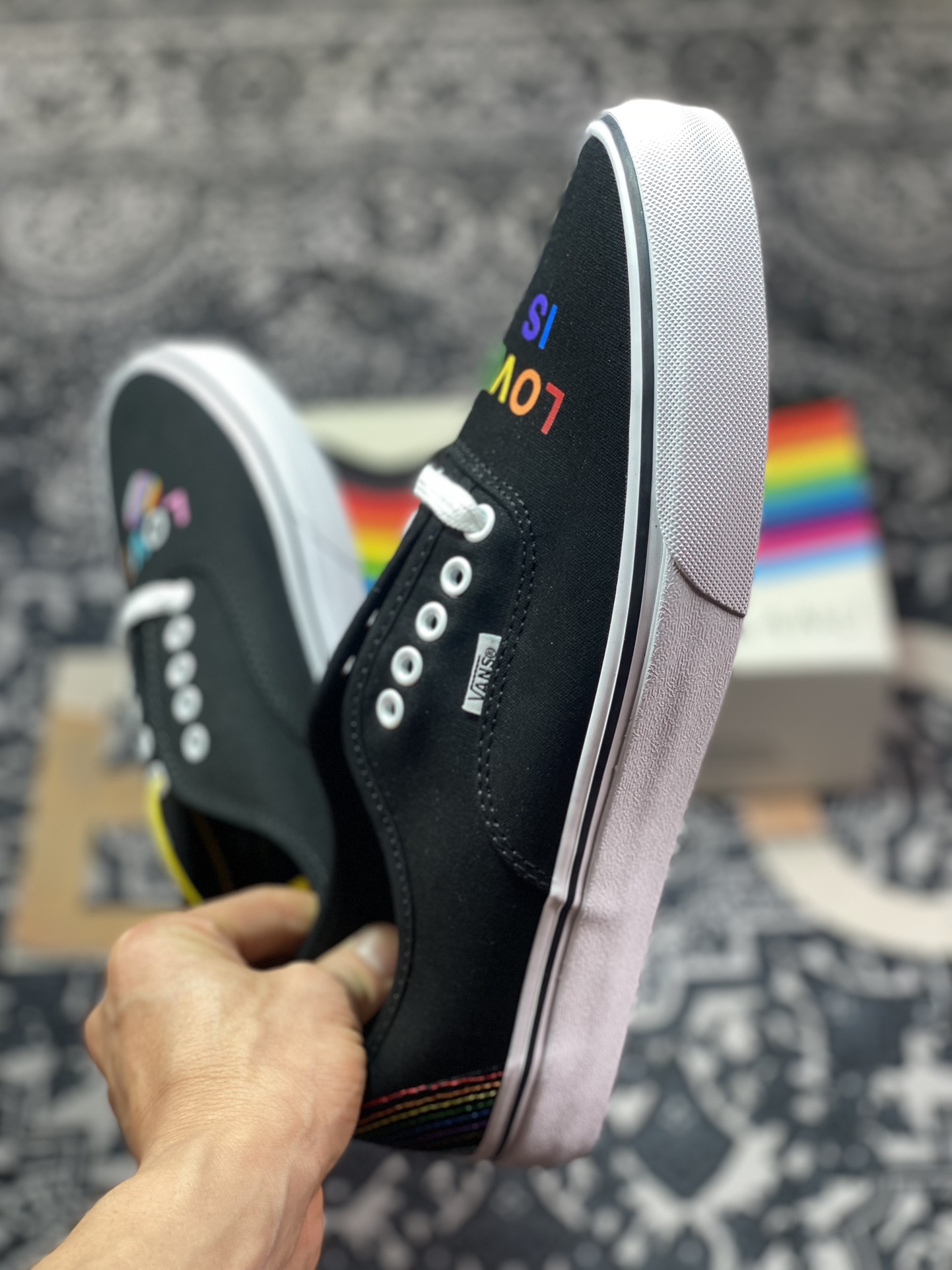 130  Vans Authentic 彩虹系列Vans Classics 推出的 "Love Wins" 系列 VN000EE3RNC