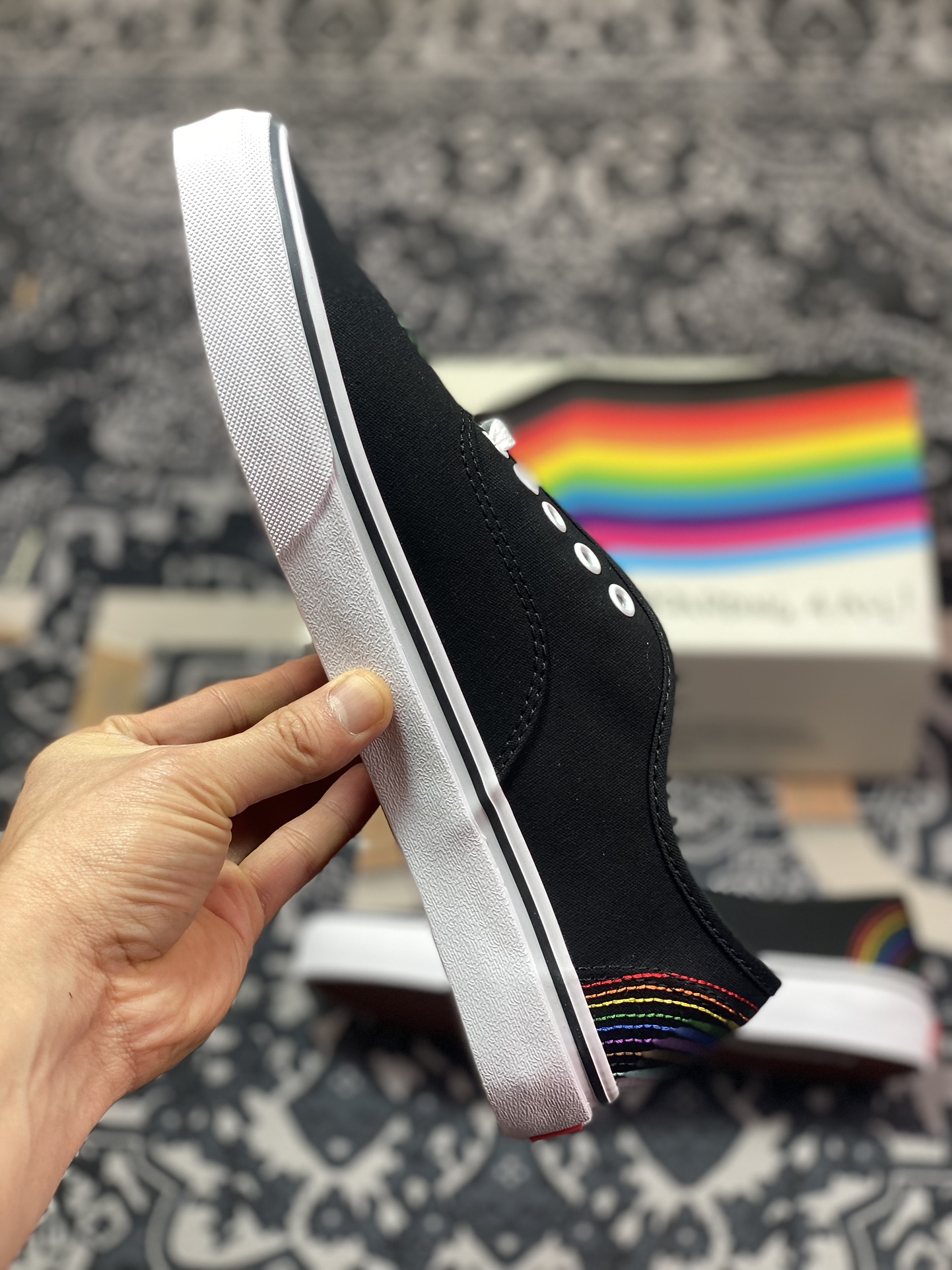 130  Vans Authentic 彩虹系列Vans Classics 推出的 "Love Wins" 系列 VN000EE3RNC