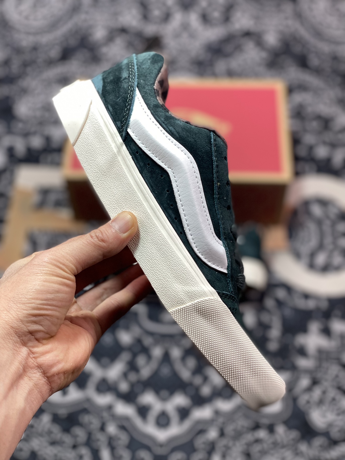 150   Vans Classics Knu Skool  厚鞋舌Logo黑白面包鞋