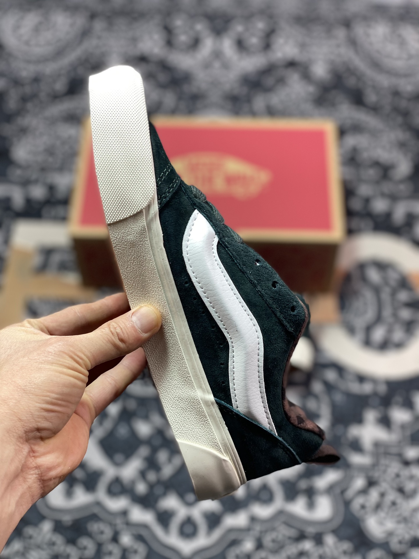 150   Vans Classics Knu Skool  厚鞋舌Logo黑白面包鞋