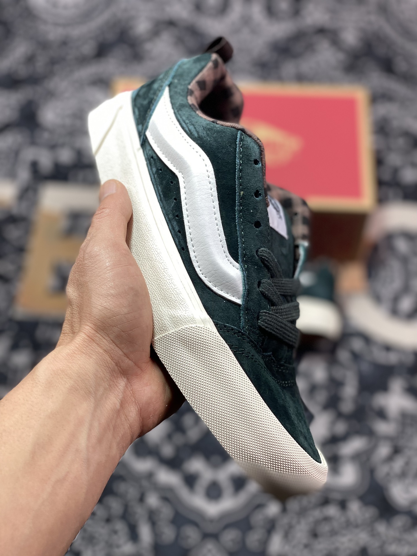 150   Vans Classics Knu Skool  厚鞋舌Logo黑白面包鞋