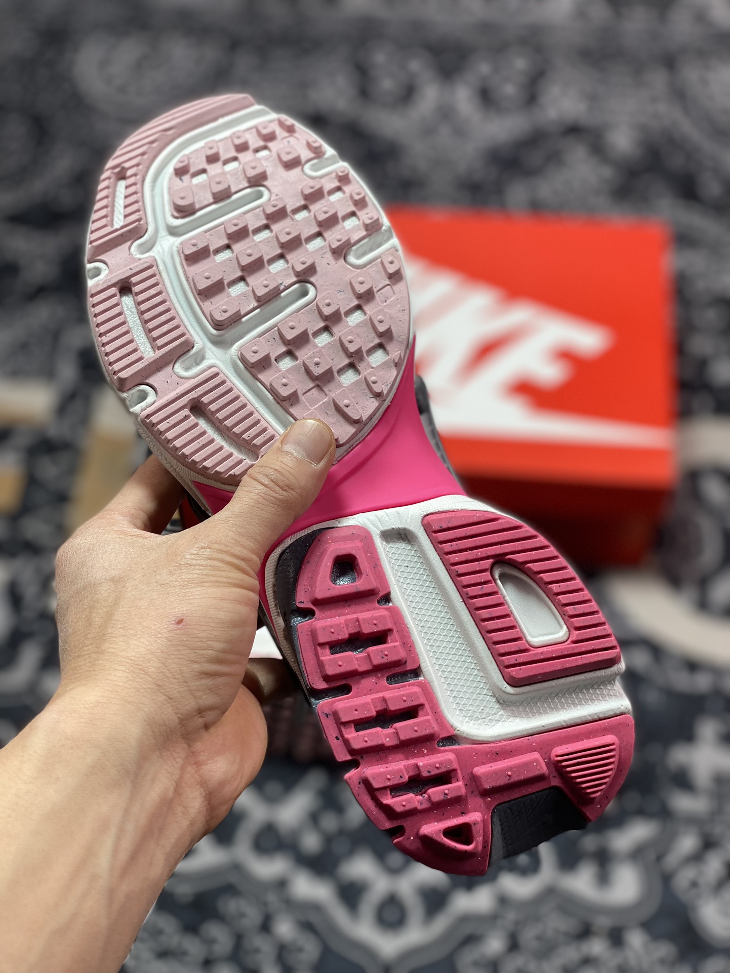 200 耐克Nike Wmns V2K Runtekk Low"White Grey Pink"复古潮系列慢跑鞋“白黑深灰粉”FZ5061-100