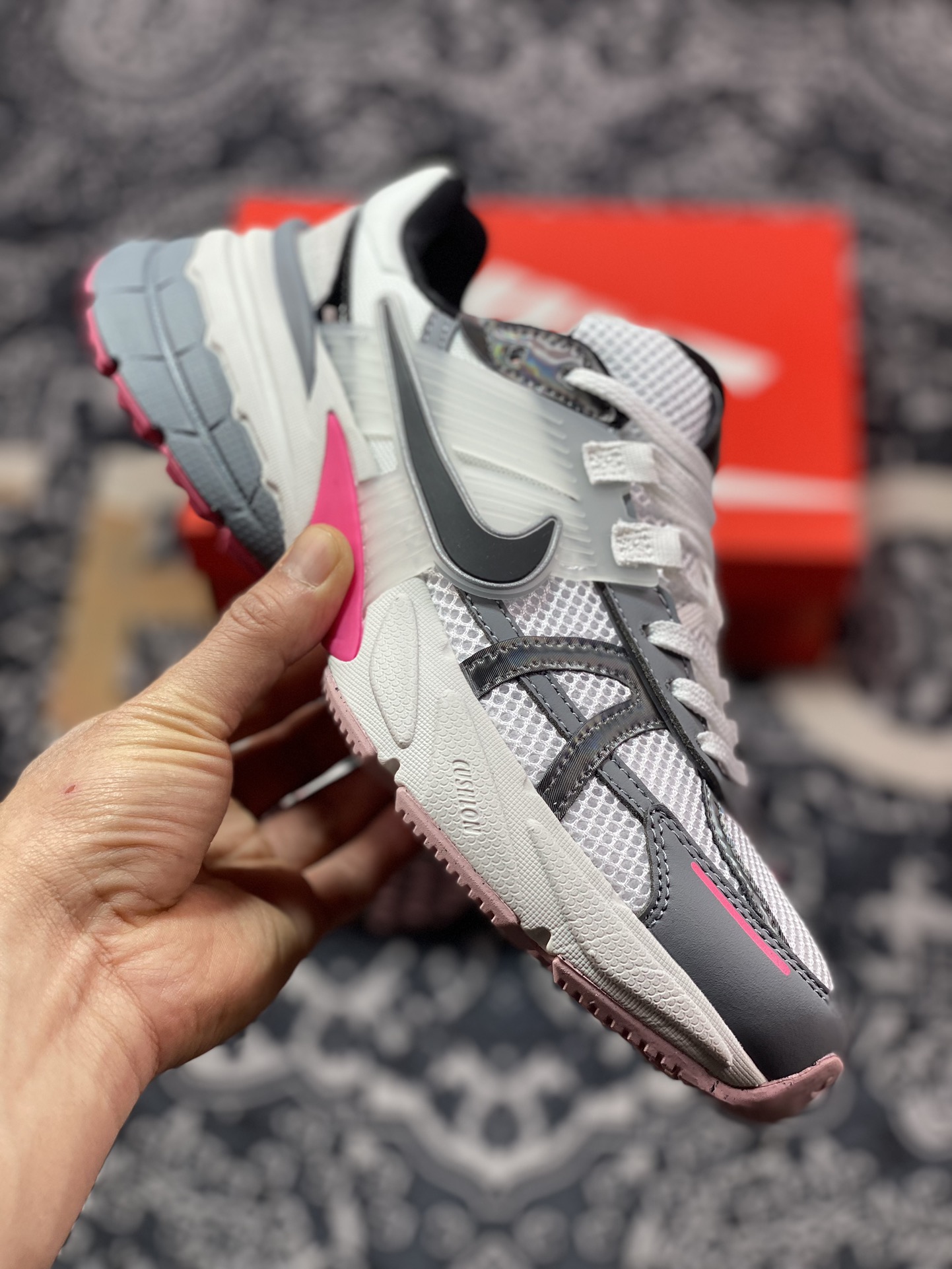 200 耐克Nike Wmns V2K Runtekk Low"White Grey Pink"复古潮系列慢跑鞋“白黑深灰粉”FZ5061-100