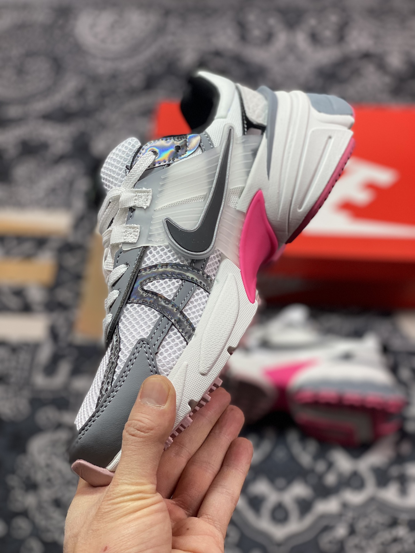 200 耐克Nike Wmns V2K Runtekk Low"White Grey Pink"复古潮系列慢跑鞋“白黑深灰粉”FZ5061-100