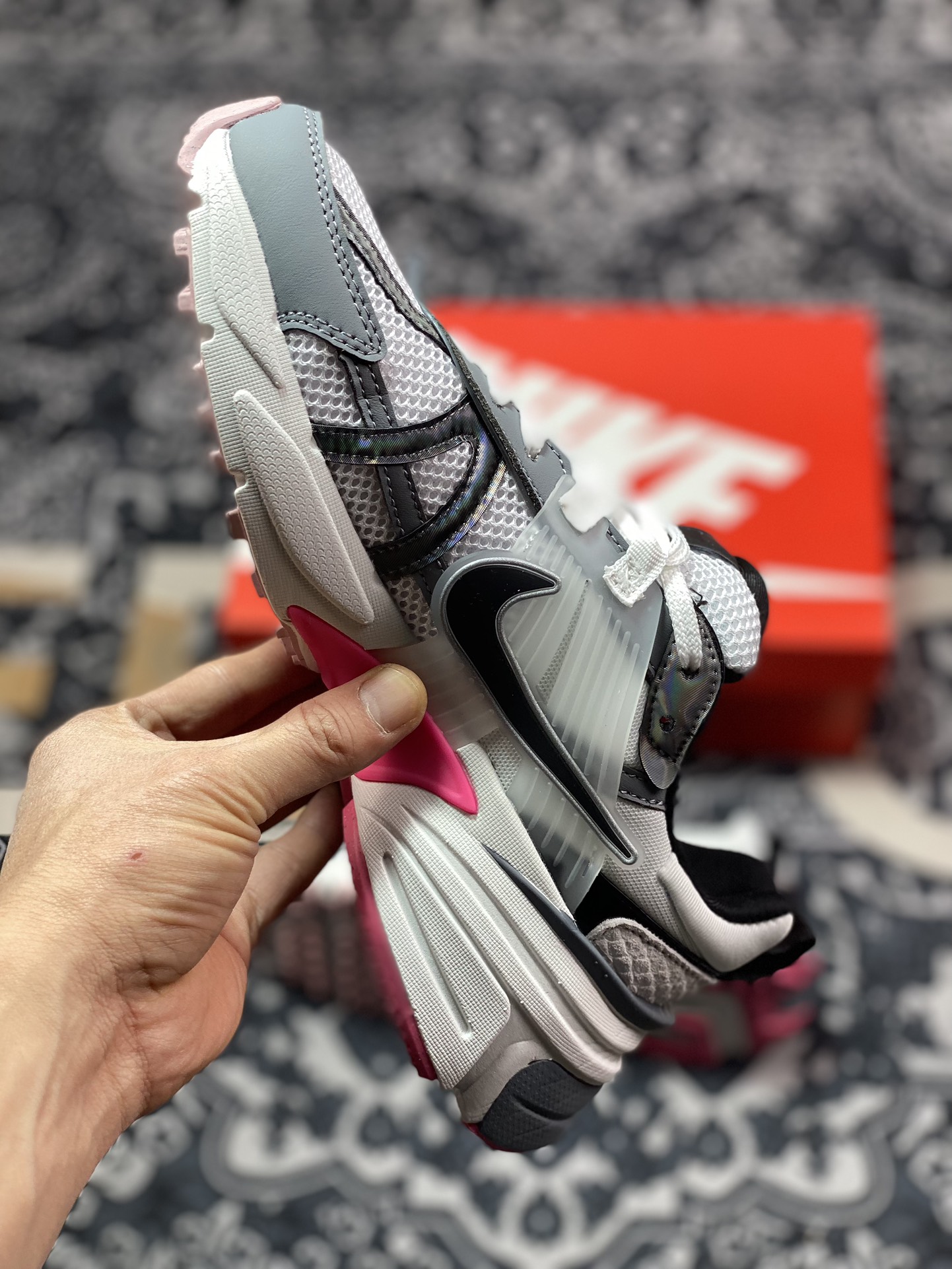 200 耐克Nike Wmns V2K Runtekk Low"White Grey Pink"复古潮系列慢跑鞋“白黑深灰粉”FZ5061-100