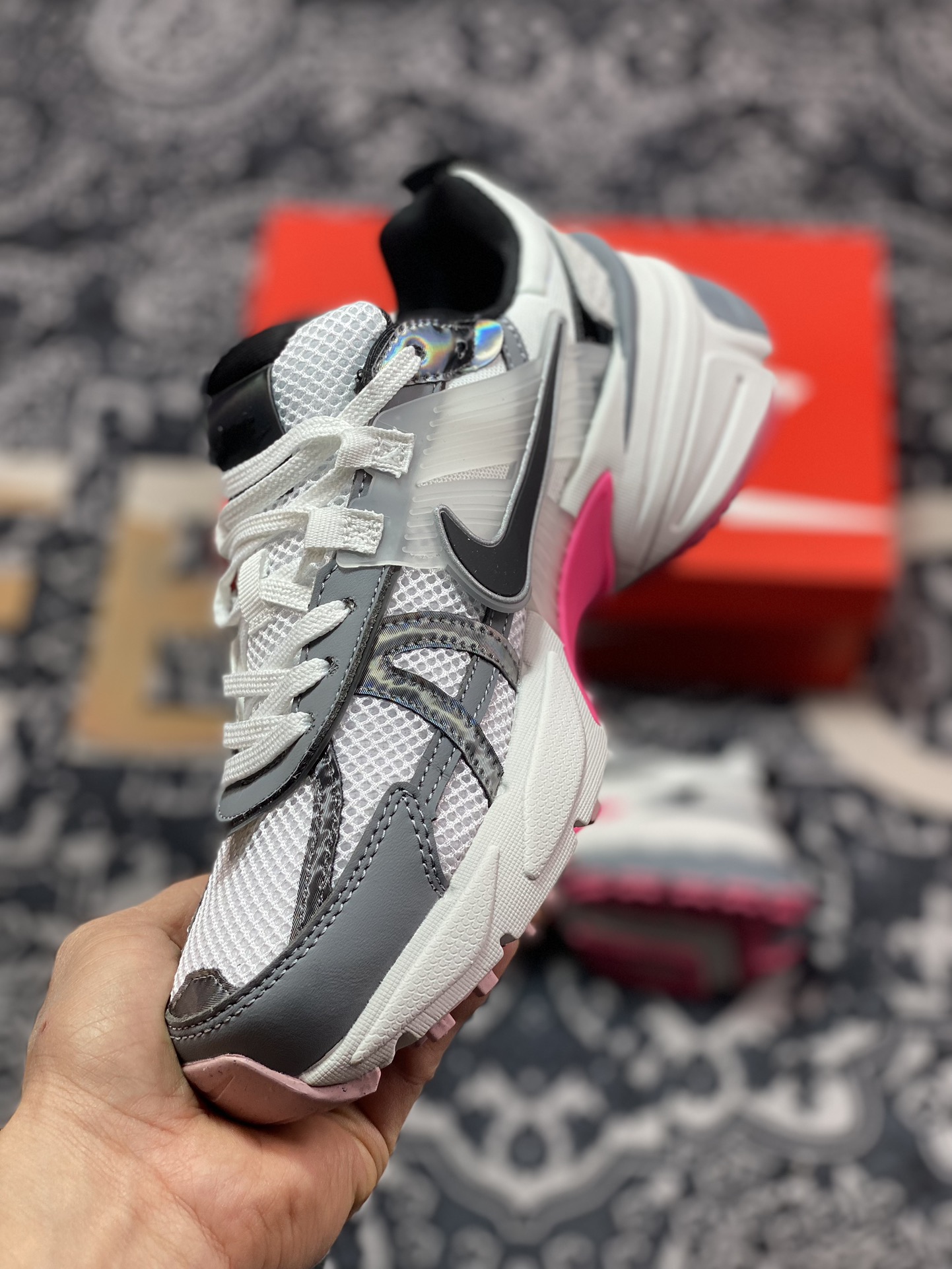 200 耐克Nike Wmns V2K Runtekk Low"White Grey Pink"复古潮系列慢跑鞋“白黑深灰粉”FZ5061-100