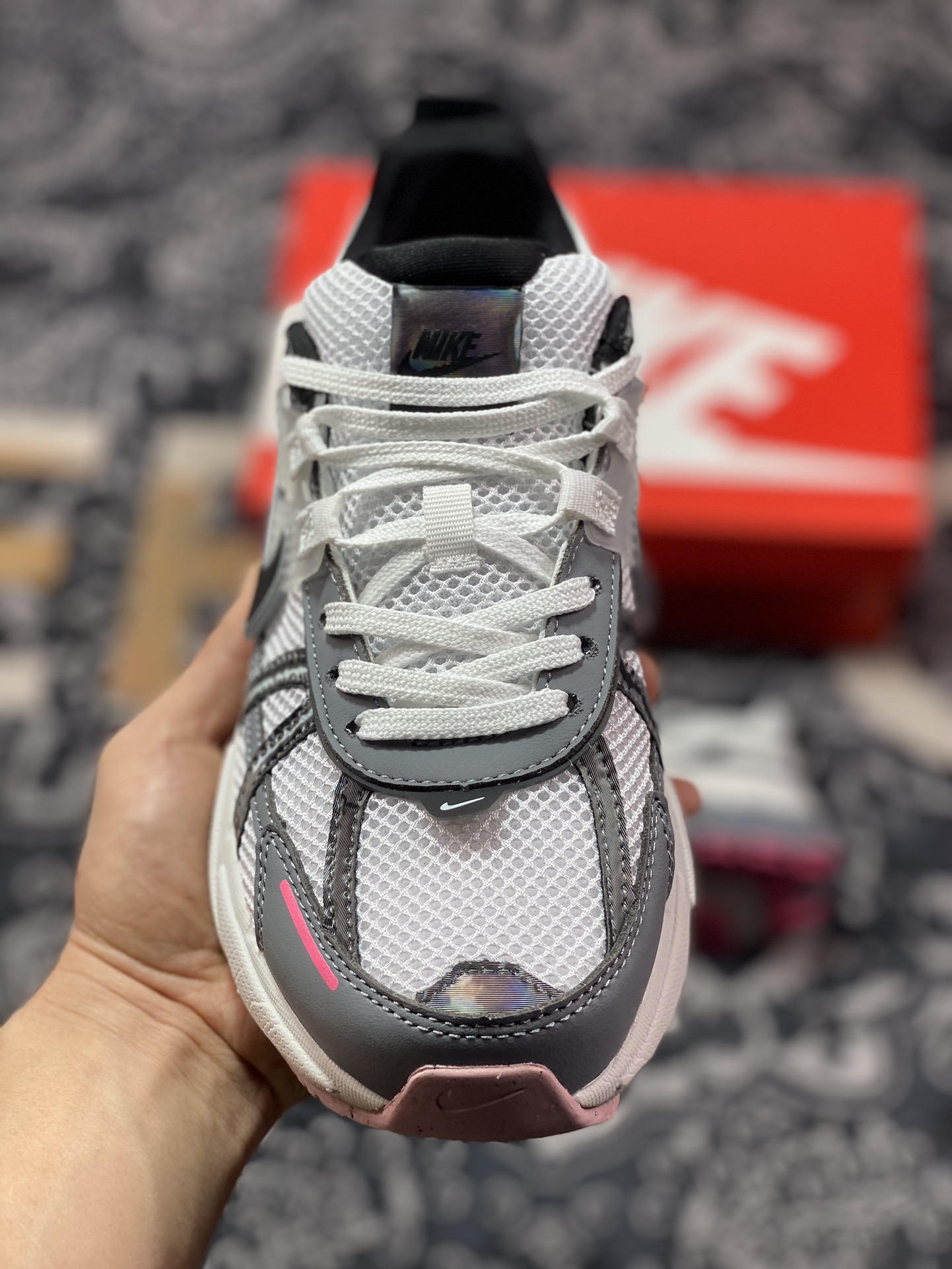 200 耐克Nike Wmns V2K Runtekk Low"White Grey Pink"复古潮系列慢跑鞋“白黑深灰粉”FZ5061-100